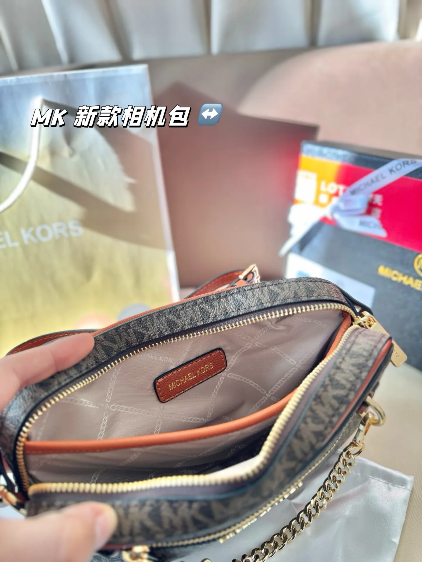 P130 配盒子 MK 新款相机包 专柜最新同歩 最新款 新鲜出炉啦‼️简直是美到人心啦 原版五金logo 首选进口皮料 质感超赞😍😍所谓人人必备一款 这个款式必须自留 真的是让人眼前一亮 喜欢的美妞抓紧啦 实物简直太美 尺寸：24*17