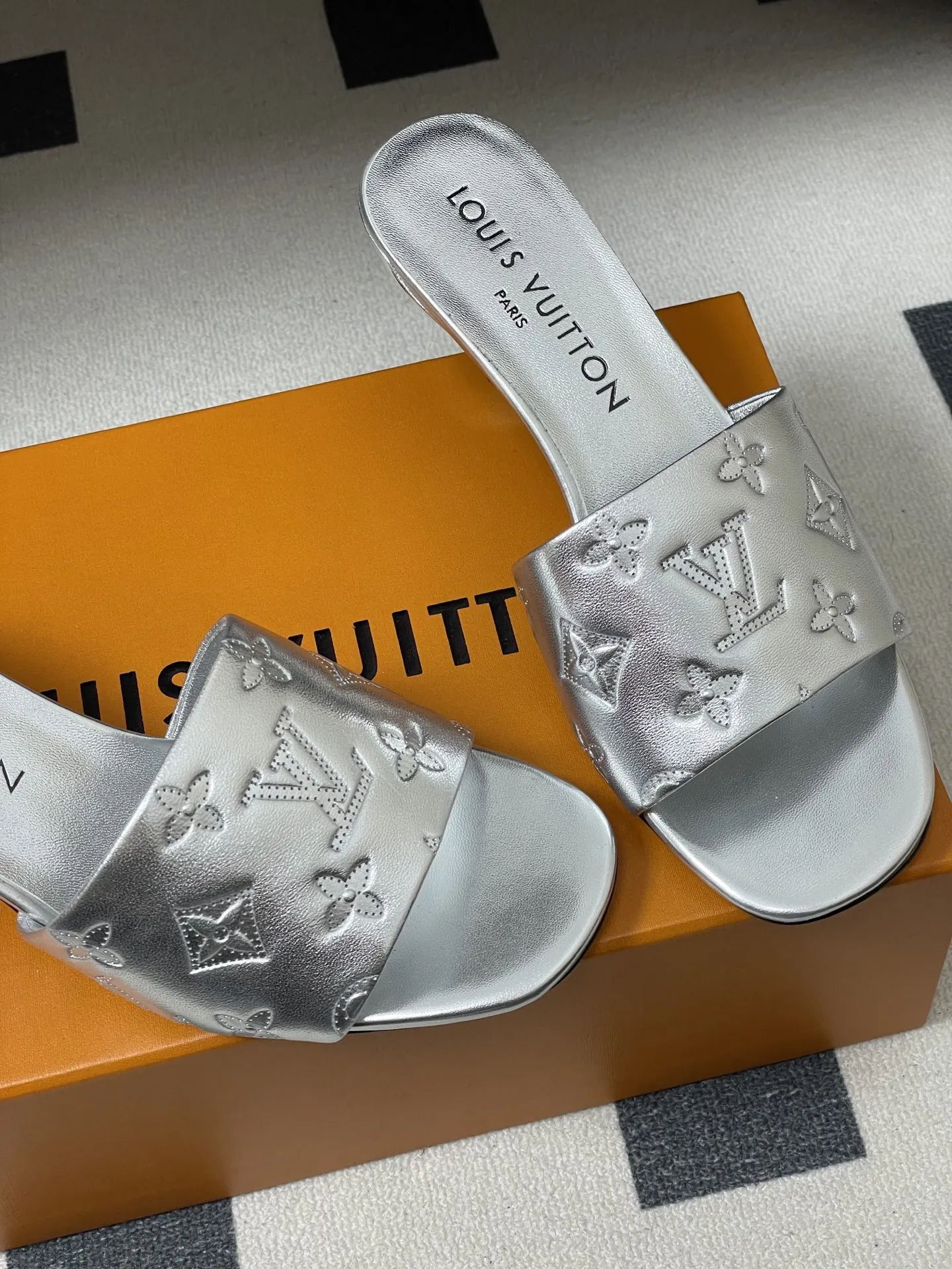 p260- 26Ss春夏新款Louis vuiteeon 路易威登LV 6AM凉拖鞋小猫跟拖鞋字母压印一字带平底拖鞋 本款6AM凉拖取材粒面牛皮革,以饰压印筑LV字母和Monogram花卉,令宽幅鞋面闪烁金属莹泽。妩媚小猫跟和柔软皮革外底完善整体。 鞋面:牛皮 内里垫脚:羊皮 鞋底:意大利真皮大底 跟高:平底/5.5cm 码数:35-39(40.41.42定做不退换)