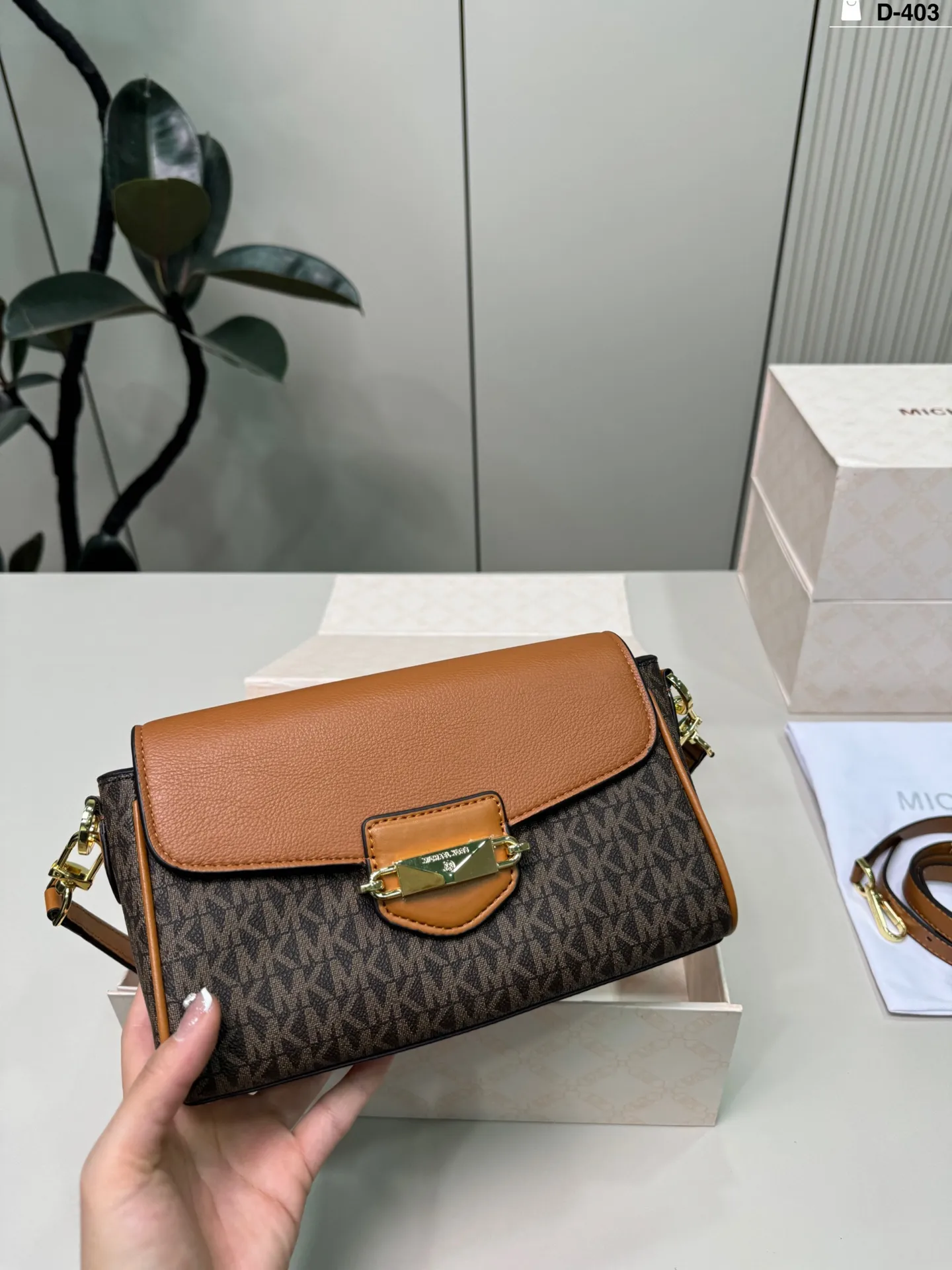 💰p135 D-403尺寸23&times;13折叠盒 MK 腋下包 MK新品单肩法棍包，硬挺时髦。 集潮流与实用为一体。
