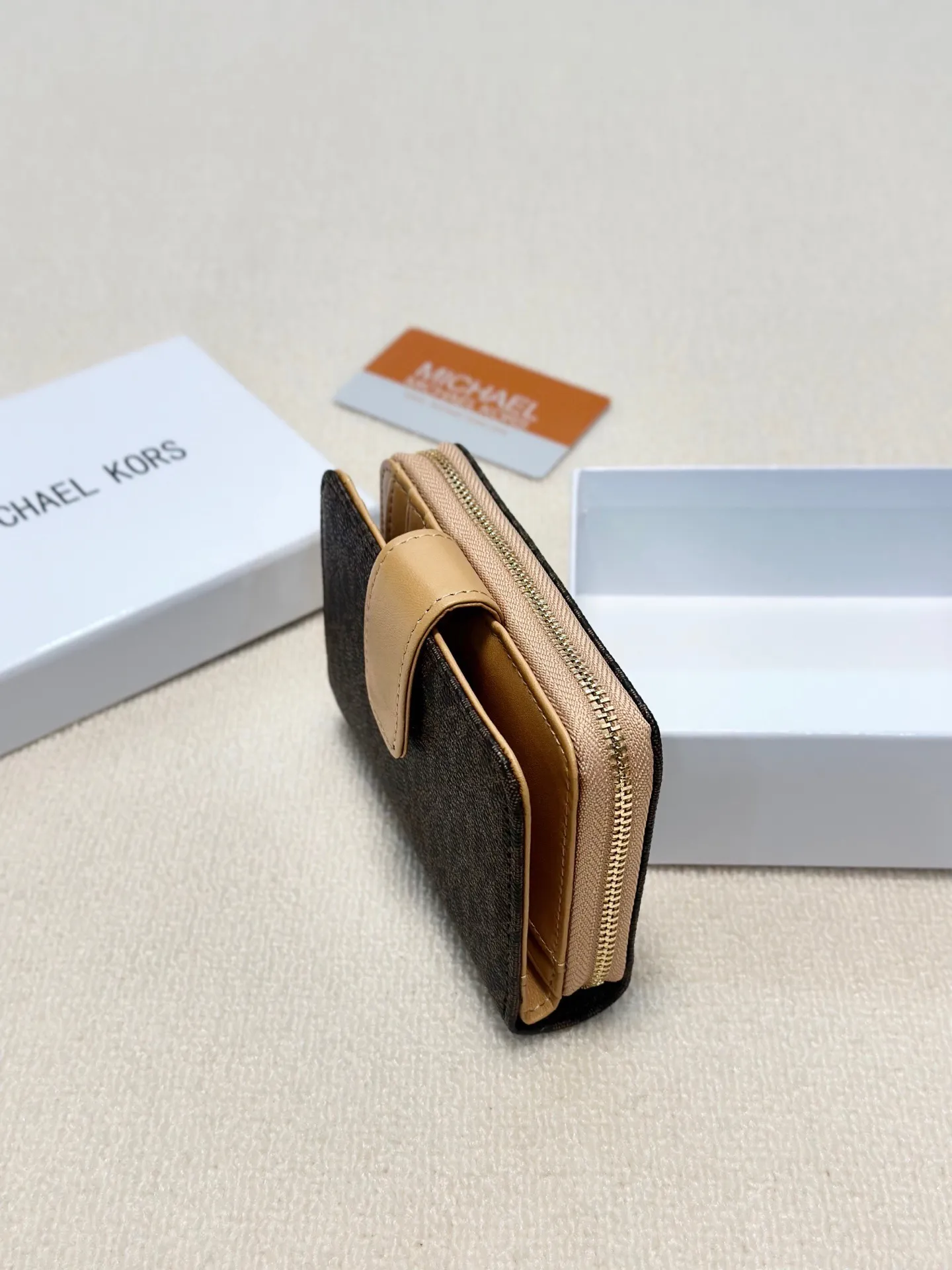 p85🎀🎀颜色 咖🎀尺寸 15x10🎀MK✨优质牛皮🐂中长款手感一流👏时尚设计💋潮版百搭，简约大方，💍卡包钱包两用。