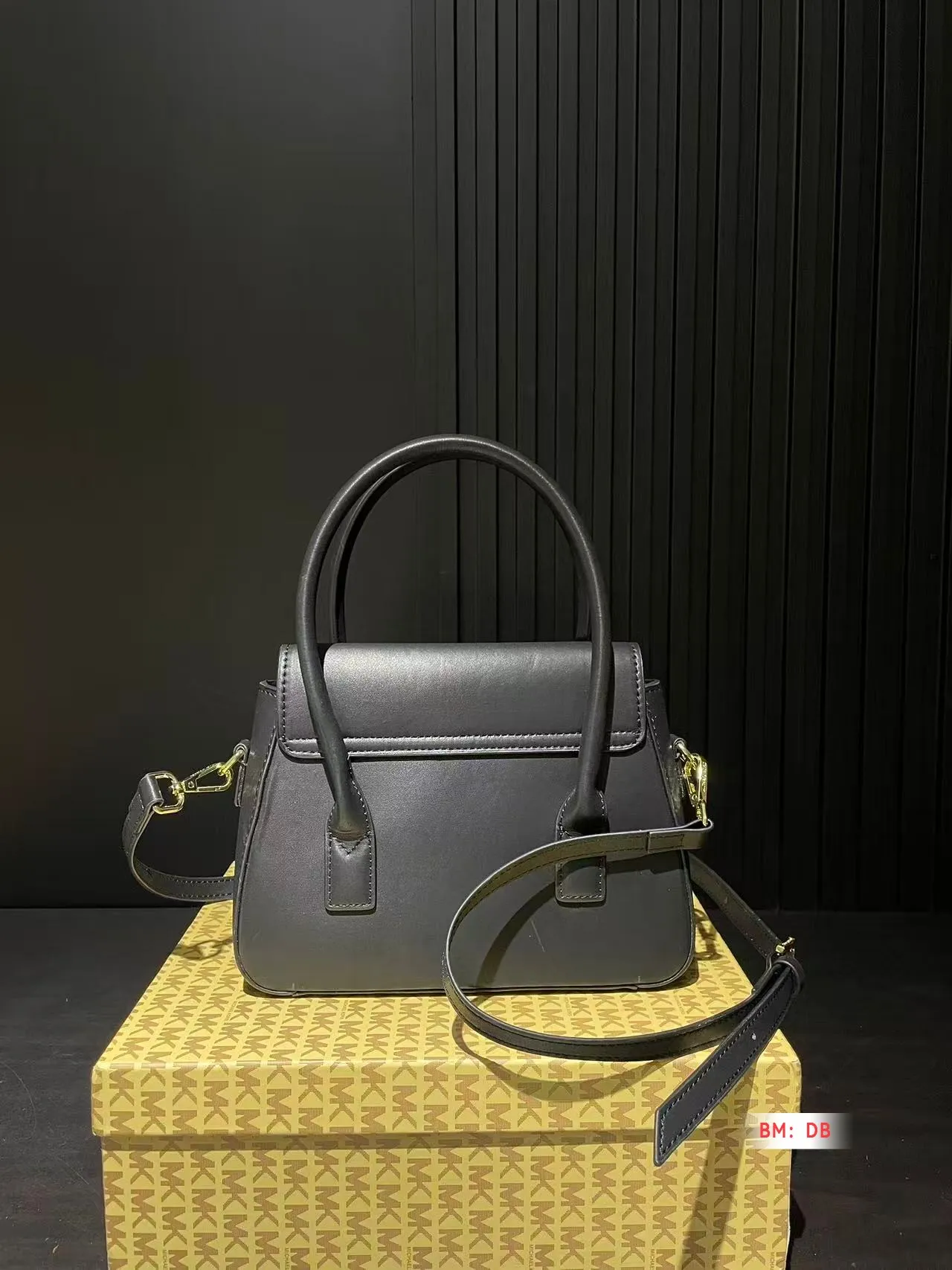 💰135 配盒 MK 新款手提包 这款复古包就很好看啊！无论从设计还是皮质上都很合我心！容量不容小觑，很能装！姐妹们买起来！尺寸：18*18