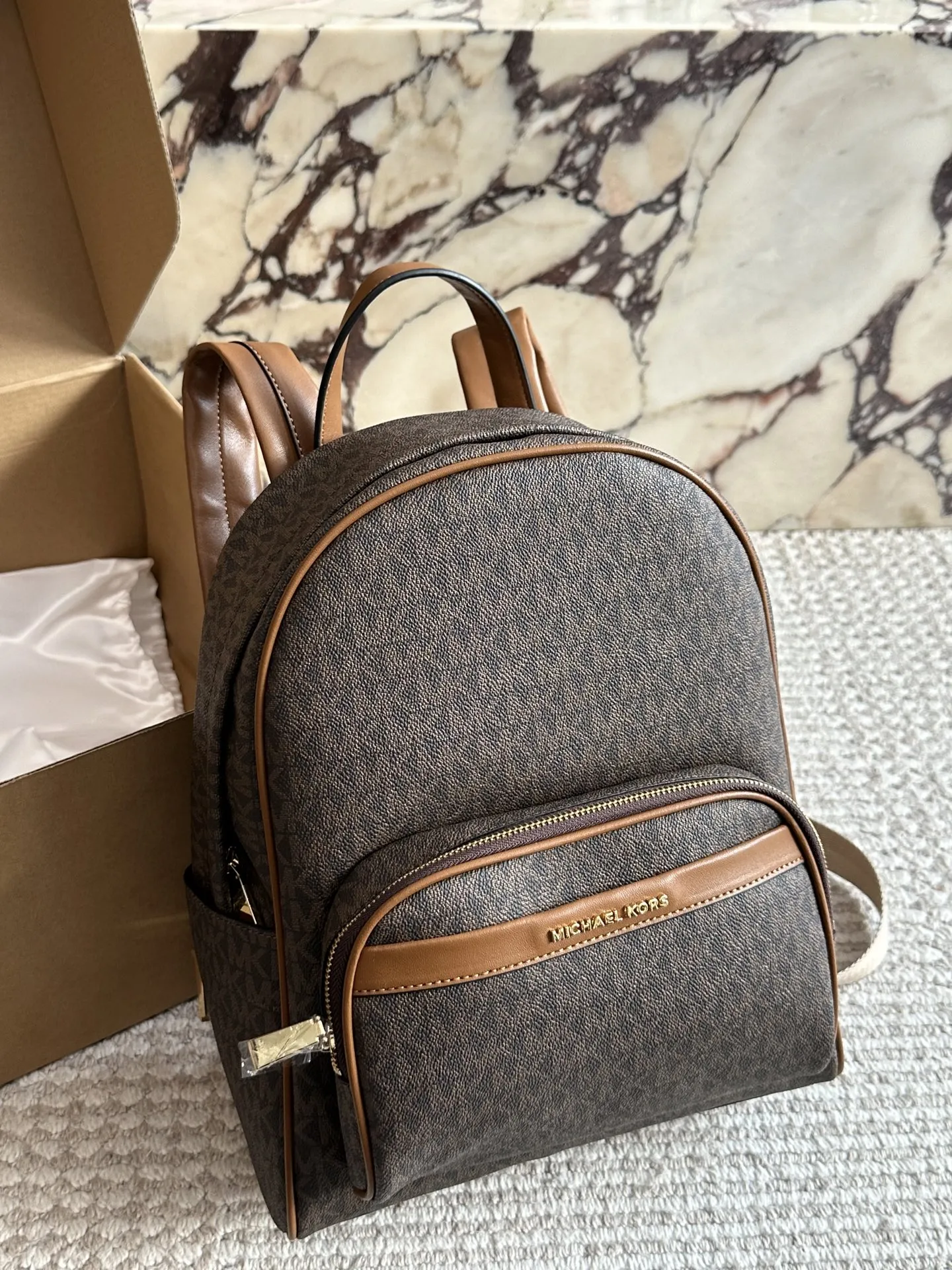 p190 配盒 MK复古双肩包JAYCEE系列中号 MK中号新款双肩包这个配色永远都是很受欢迎兴MichaelkorsMK新出的复古双肩包JAYCEE系列非常可尺寸约:24×10×30