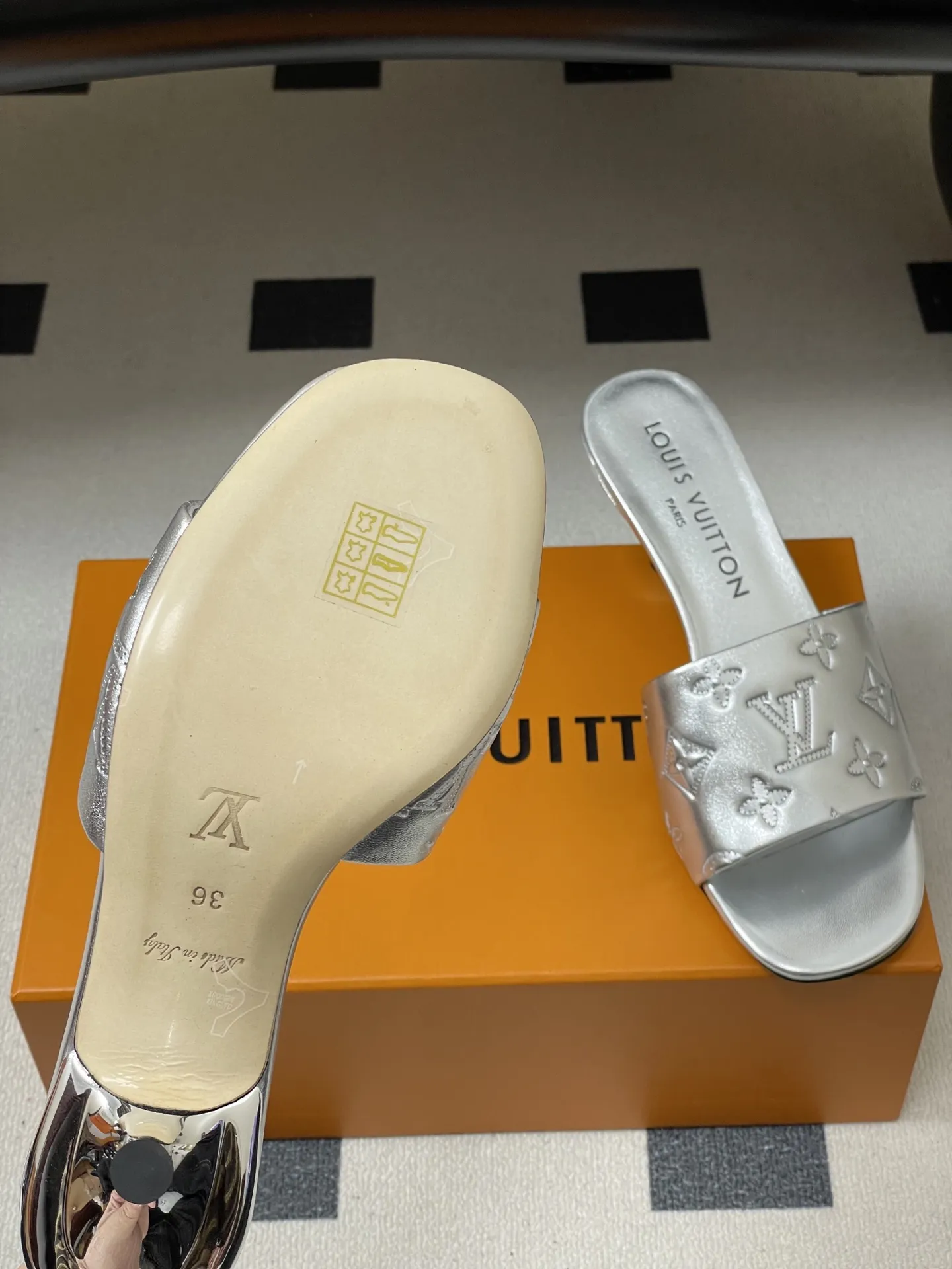 p260- 26Ss春夏新款Louis vuiteeon 路易威登LV 6AM凉拖鞋小猫跟拖鞋字母压印一字带平底拖鞋 本款6AM凉拖取材粒面牛皮革,以饰压印筑LV字母和Monogram花卉,令宽幅鞋面闪烁金属莹泽。妩媚小猫跟和柔软皮革外底完善整体。 鞋面:牛皮 内里垫脚:羊皮 鞋底:意大利真皮大底 跟高:平底/5.5cm 码数:35-39(40.41.42定做不退换)