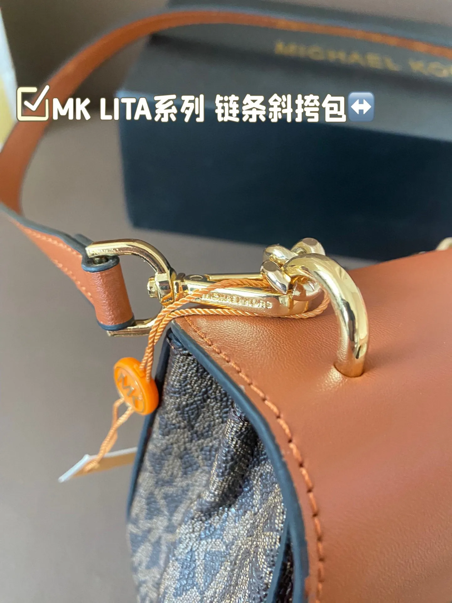 P145 配折叠盒子 MK LITA系列 链条斜挎包 MK LITA 系列迷你小包包～简直太好看了吧 这么多颜色总有一款适合你的 新款包型的设计，整体更加精致柔美 链条的设计，增添不少温柔魅力 关键包包容量真的太可了~ 尺寸：20*12