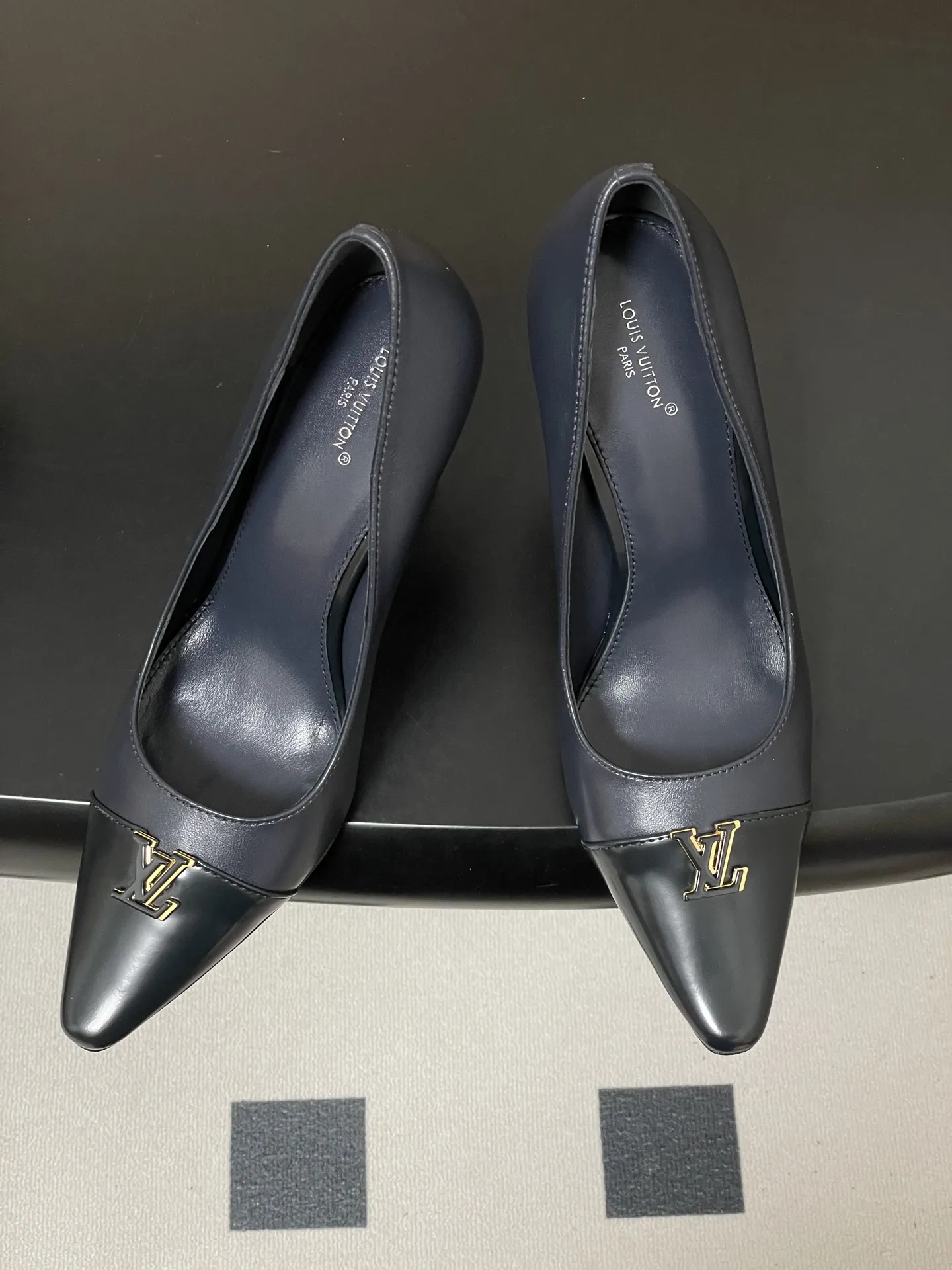 p290- 26ss春夏新款 LOUIS VUITTON 路易威登 LV 拼色高跟鞋系列经典字母V扣细跟浅口单鞋/平底芭蕾舞鞋 LV尖头单鞋,漆皮材质+经典Logo,简约优雅又超有辨识度!尖头设计拉长腿部线条,裸色百搭,通勤、职场、约会都能轻松驾驭。平底结构,舒适好走,长时间站立也不累。无论配西装裤还是连衣裙,都能轻松切换干练or温柔风格,是职场女生和时尚达人的必备单品! 鞋面:定制小牛皮 内里垫脚:羊皮 鞋底:意大利真皮大底(原版开模注塑前掌) 跟高:9.5cm/6cm/平底 码数:35-39(40.41定做不退换)