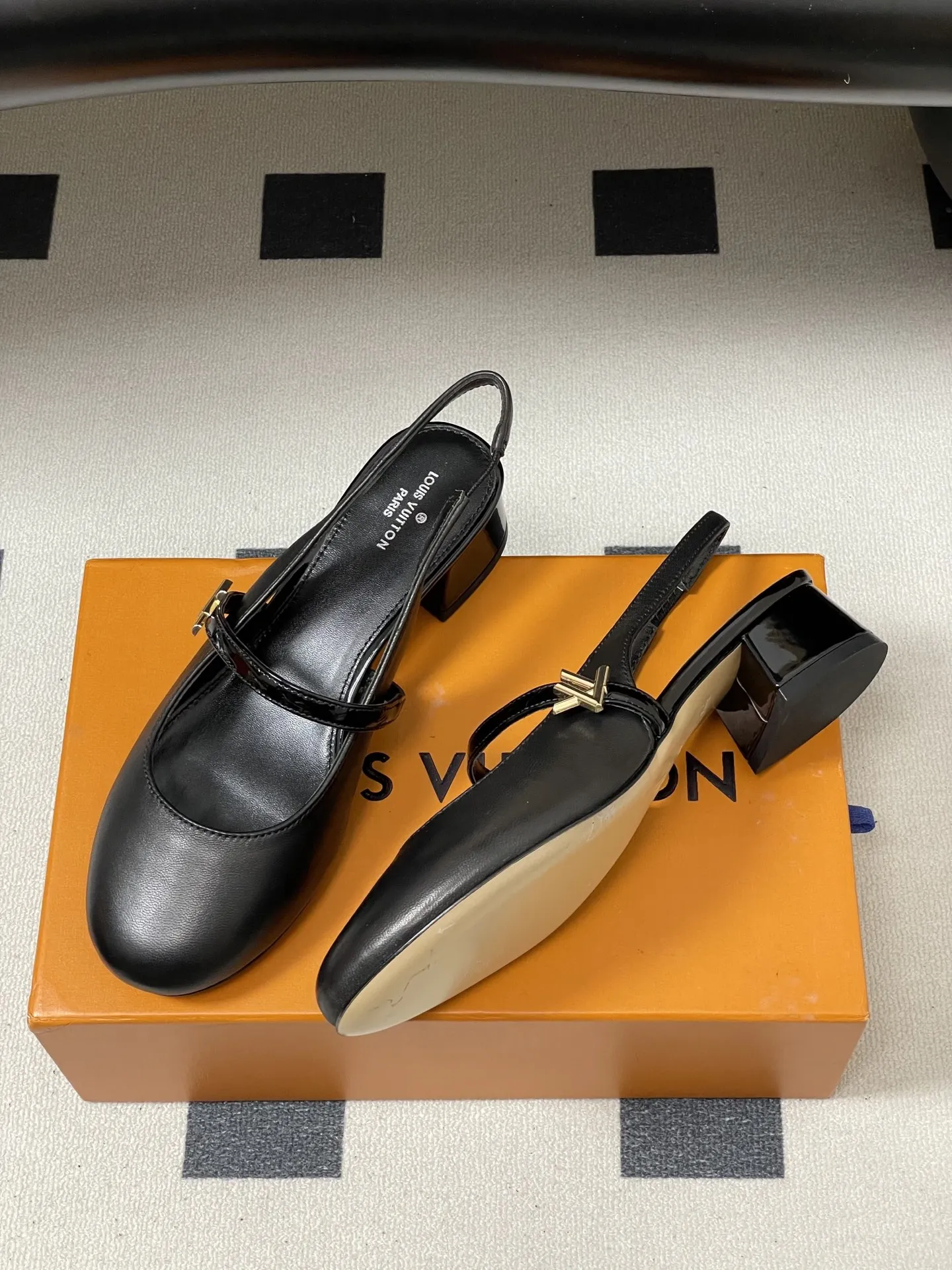 p290- 26ss春夏新款Louis Vuitton LV ROMY高跟鞋系列最 小矮跟后空凉鞋 经典五金金属V扣玛丽珍鞋后空粗跟凉鞋字母标单鞋 本款Romy 高跟鞋取材真皮革，呈现柔软质感和利落外观。圆润鞋头流露柔美气息，弹力后带方便穿脱。漆面皮革包覆平稳方跟和纤细鞋带，后者点缀LV Twist装饰。 可爱的圆头造型搭配LV标志-精致又好看，粗跟脚感特别的好穿舒适。经典百搭单品！ 原版开模V型金属跟！ 鞋面：小牛皮 内里垫脚：羊皮 鞋底：意大利A级真皮大底 跟高：3.5cm 码数：35-39（40.41定做不退换）