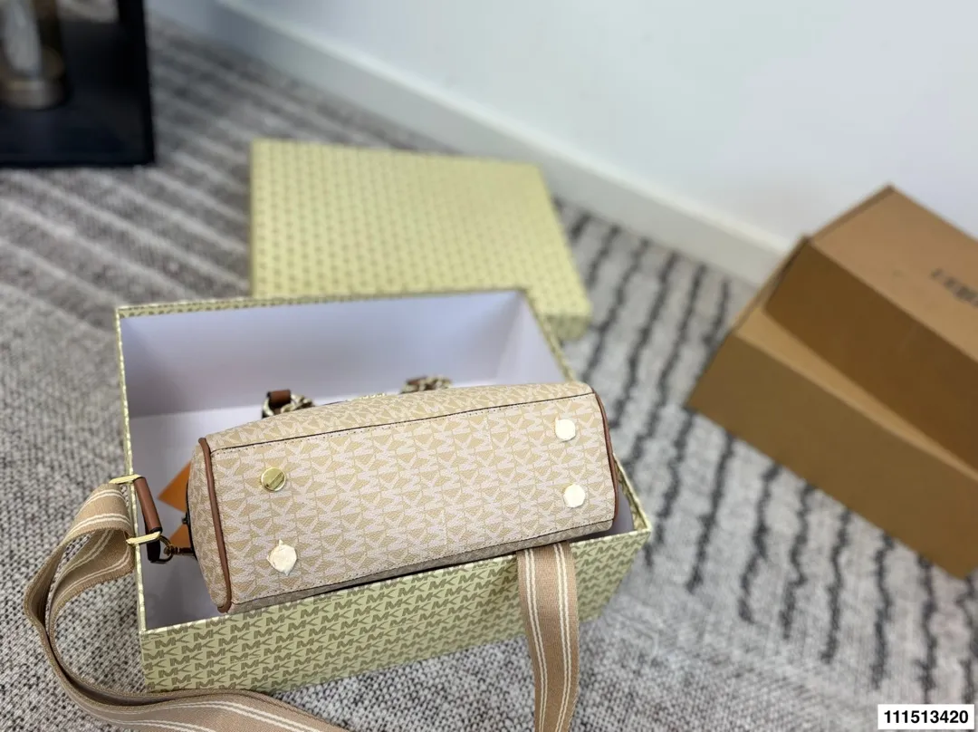 p160 配盒子 MK贝壳包 材质耐造耐磨 设计简约 包身轻便 日常造不心疼 上身酷！时髦！ 尺寸26 18