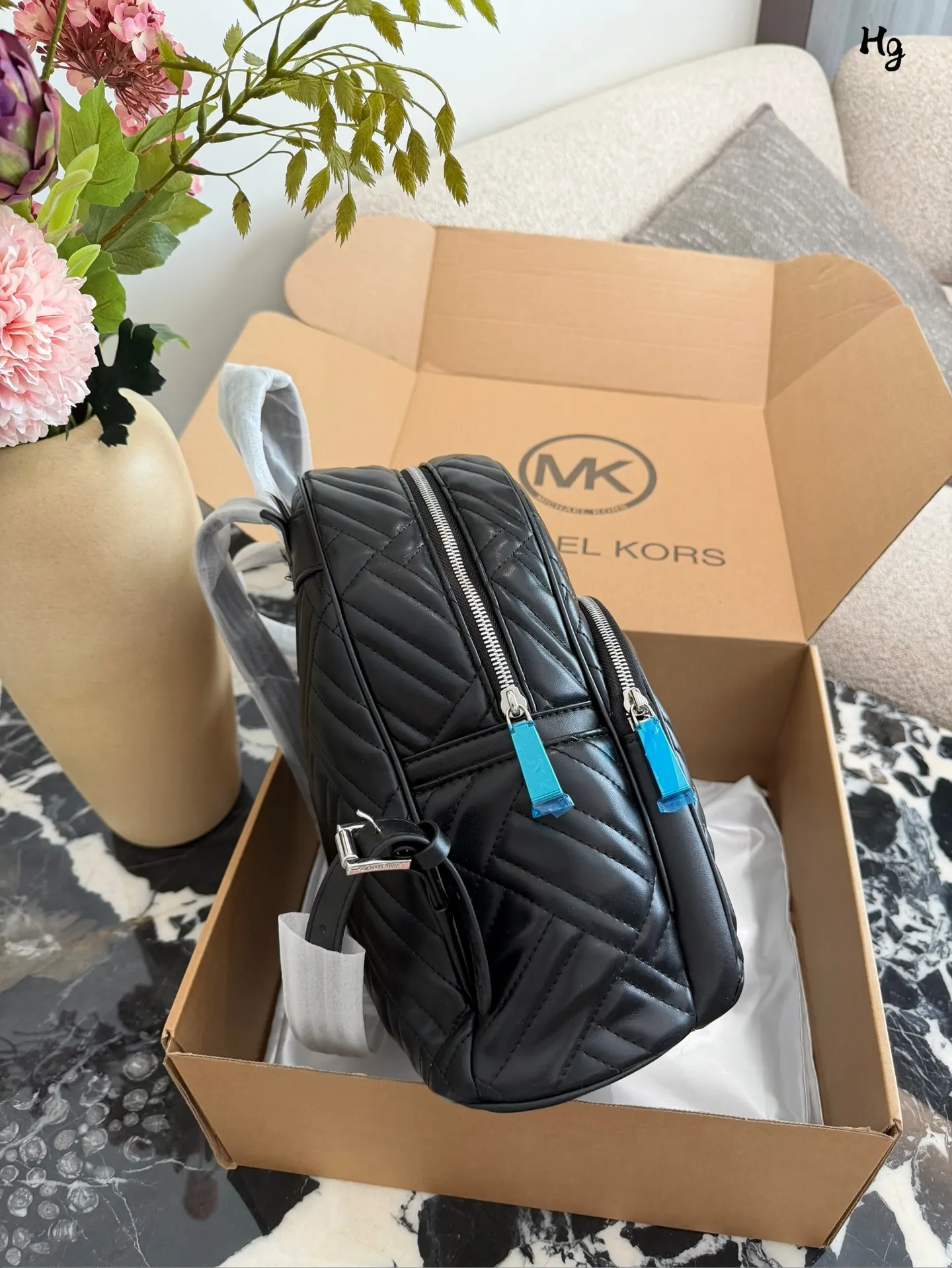 p190 mk 永不过时款，店里已经没有啦，少量囤货！😍✈️✈️这个太厉害啦🔥天啊最火的黑金色🙋爆款抓紧抢👏～#michaelkors 经典款abbey#羊皮双肩包 巨折‼️🖤✌️皮质柔软细腻，特别轻特别好用，真是自带高级感 🉑️ 尺寸：32*27*12cm🔥🔥