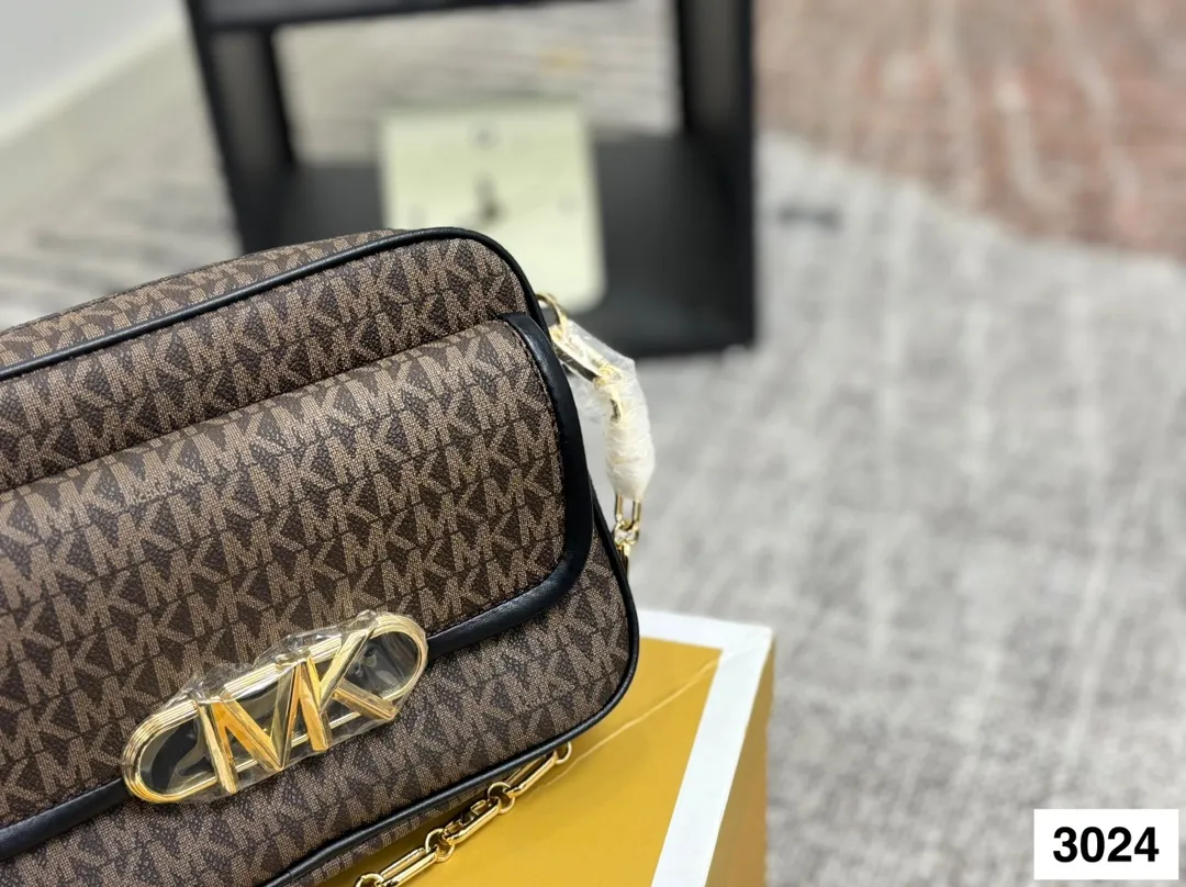 P145 配盒子 MK 新款相机包 专柜最新同歩 最新款 新鲜出炉啦‼️简直是美到人心啦 原版五金logo 首选进口皮料 质感超赞😍😍所谓人人必备一款 这个款式必须自留 真的是让人眼前一亮 喜欢的美妞抓紧啦 实物简直太美尺寸:24 16