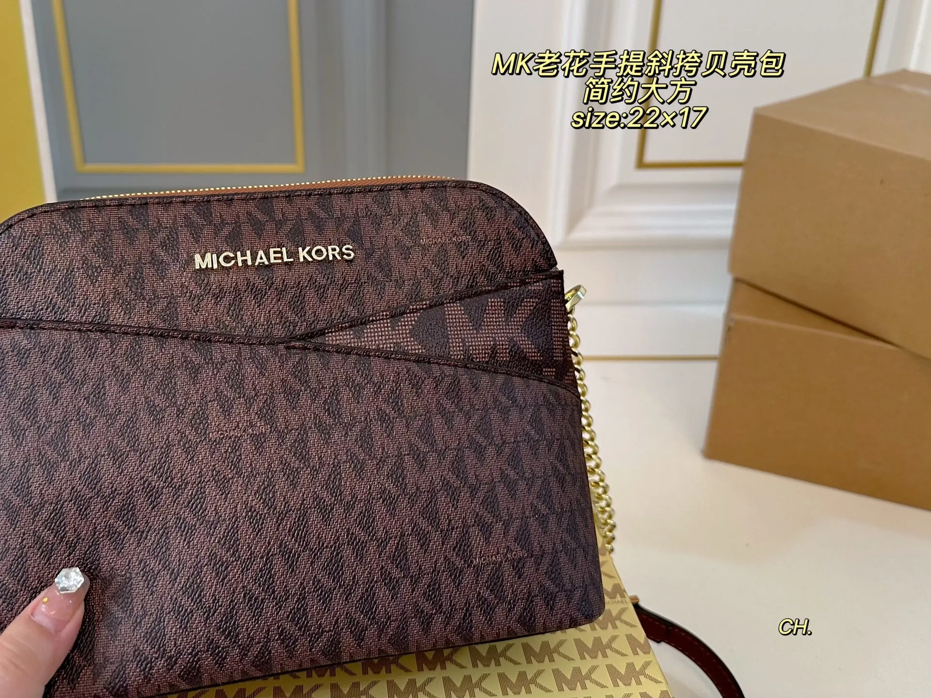 P135(配盒) size:22×17 MK老花手提斜挎贝壳包女包🔥 简约大方,超多颜色🉑️选 高级有质感,轻便实用! 时尚与休闲无缝衔接‼️