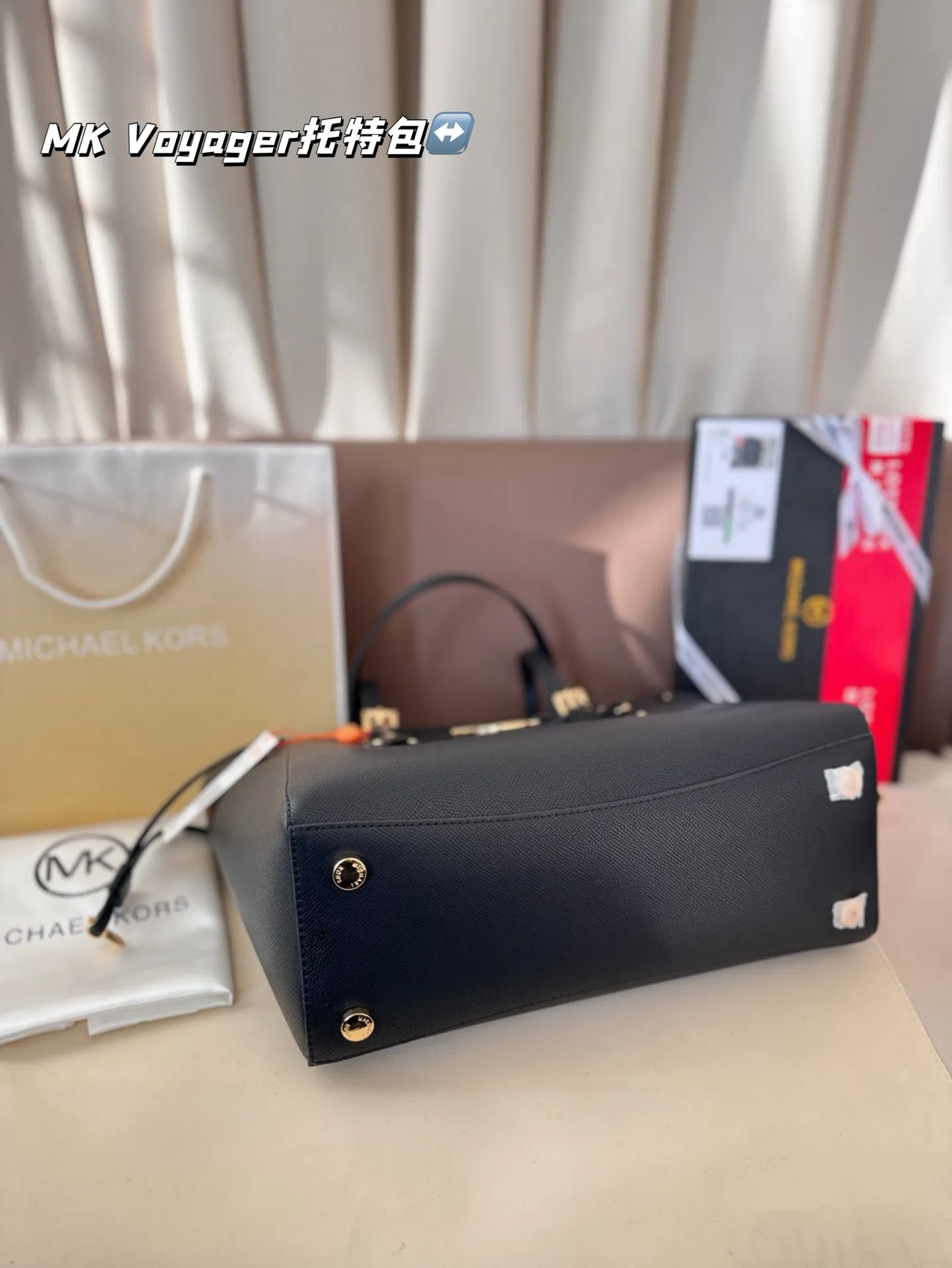 P165 配盒子 MK Voyager托特包 特别适合宝妈，或者日常通勤，巨能装。可以放下平板，平板电脑，短途旅行可以直接放几套衣服啥的，比较实用。尺寸：32*5*25