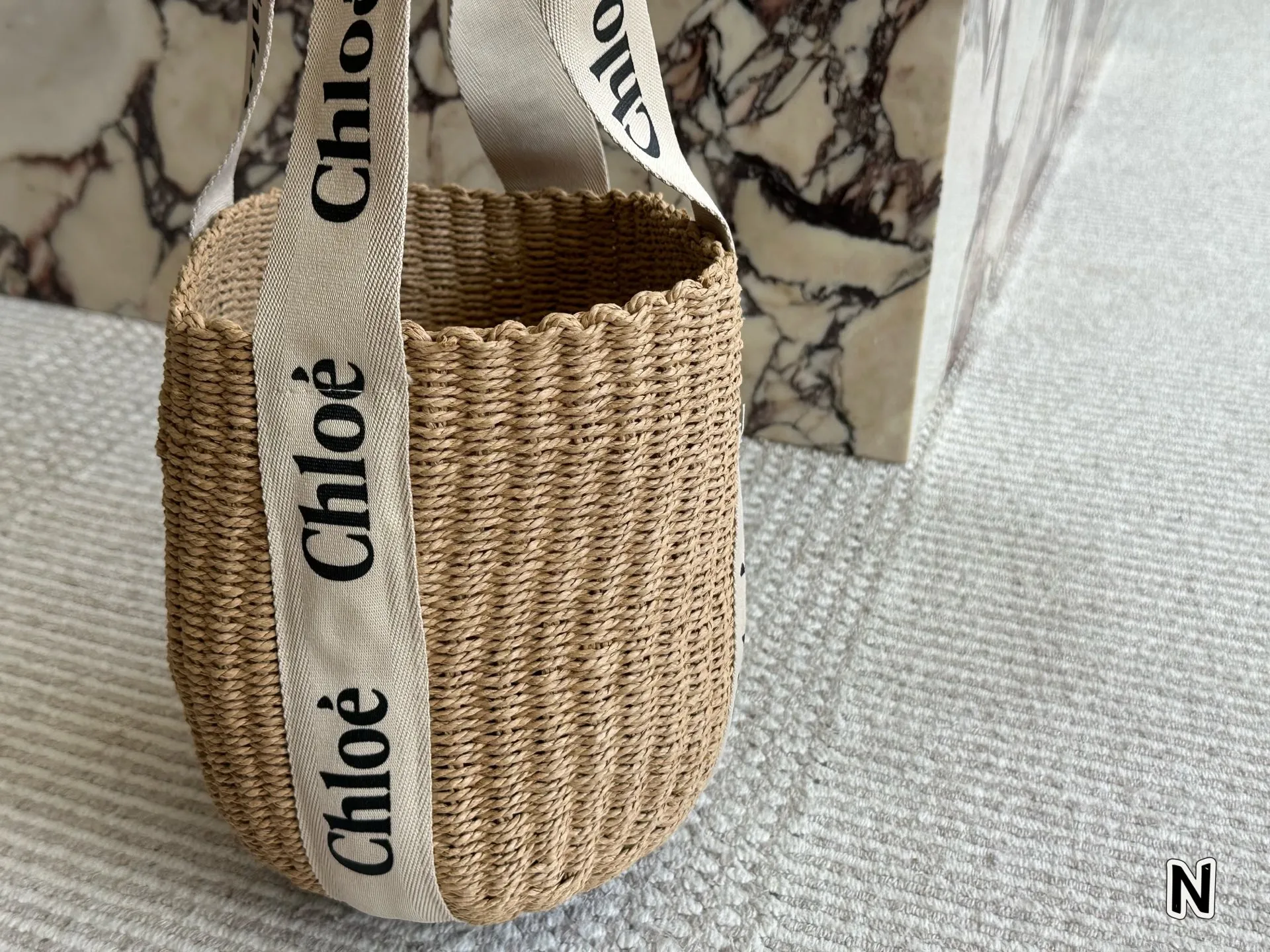 &yen;110 chloe这个新款草编包菜篮子 印logo的手提袋和皮肩带还有草编的组合真的好清爽炒适合海边，是属于夏天的包没错啦而且到目前为止没有跟任何人撞过包国 容量很大，可以放两部手机，还有一些女孩子补妆的东西，实用满分了，被路人夸好看是对它最大的赞美吧 夏天的样子 背起来吧 姐妹们 尺寸 25cm