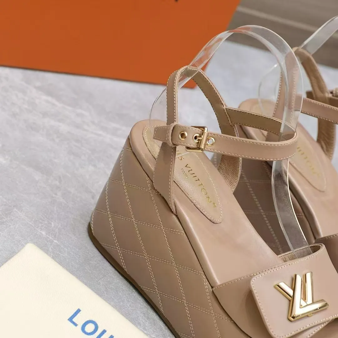 🔥🔥🔥顶级版本260💰💰 💯💯💯Lv最新恨天高 坡跟水台凉鞋 ⚡️2025夏季最新款Louis Vuitton/路易威登女款LV字母高跟凉鞋,此款V家凉鞋背面的Shake开放式臀部设计由进口小牛皮制成,大胆设计的色彩呈现,完美提升其现代线条,以其标志性的V行宽跟和带有品牌字母的精致细节而著称,灵感来自Twist包的标志性开舍,永恒的路易威登签名优雅 2025夏季女神们的夏季必备款, 原版复刻,脚感超舒适。尽显女王气质 鞋面:进口小牛软皮+LV字母装饰, 内里:进口羊皮 垫脚:进口羊皮垫脚, 大底:原版开模TPR大底 跟高:9CM 标准码:35-42(41 42码订做 不退不换) 配原版抽屉盒