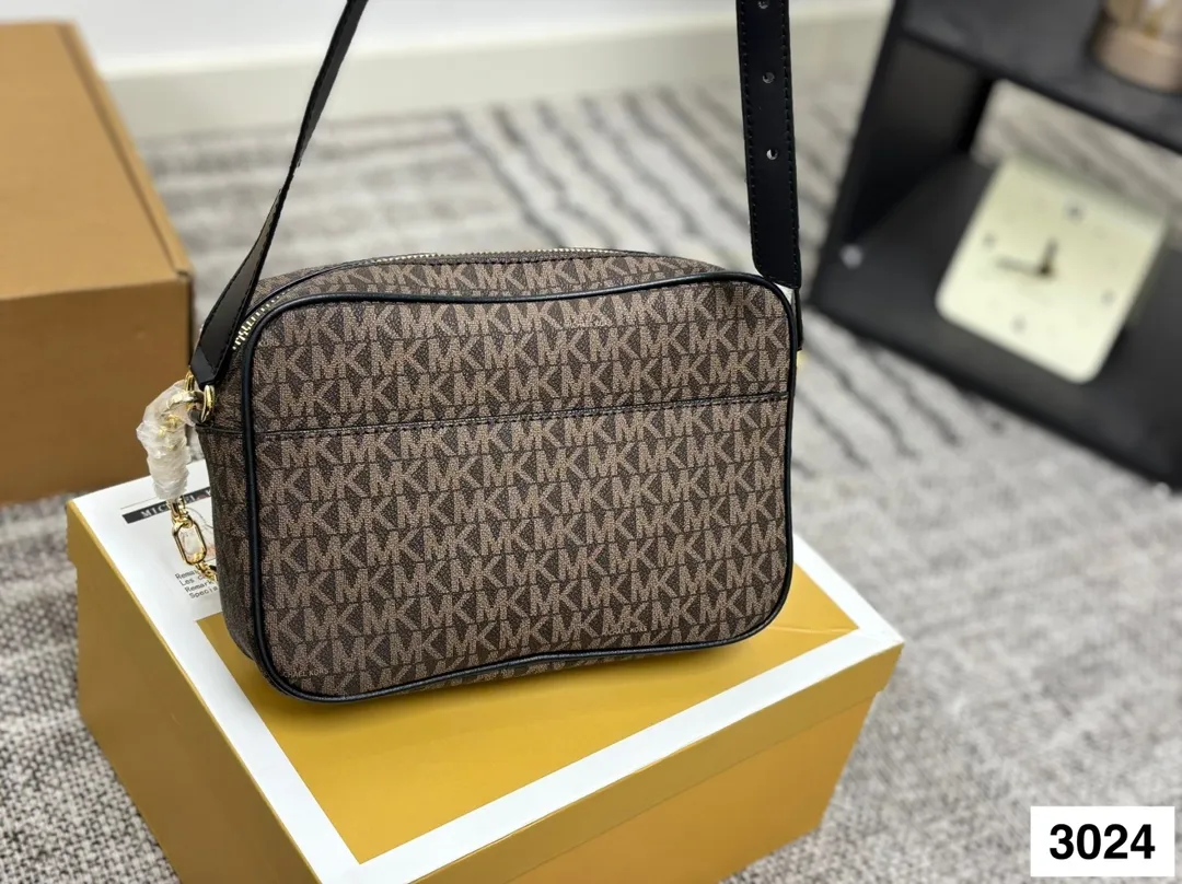 P145 配盒子 MK 新款相机包 专柜最新同歩 最新款 新鲜出炉啦‼️简直是美到人心啦 原版五金logo 首选进口皮料 质感超赞😍😍所谓人人必备一款 这个款式必须自留 真的是让人眼前一亮 喜欢的美妞抓紧啦 实物简直太美尺寸：24 16