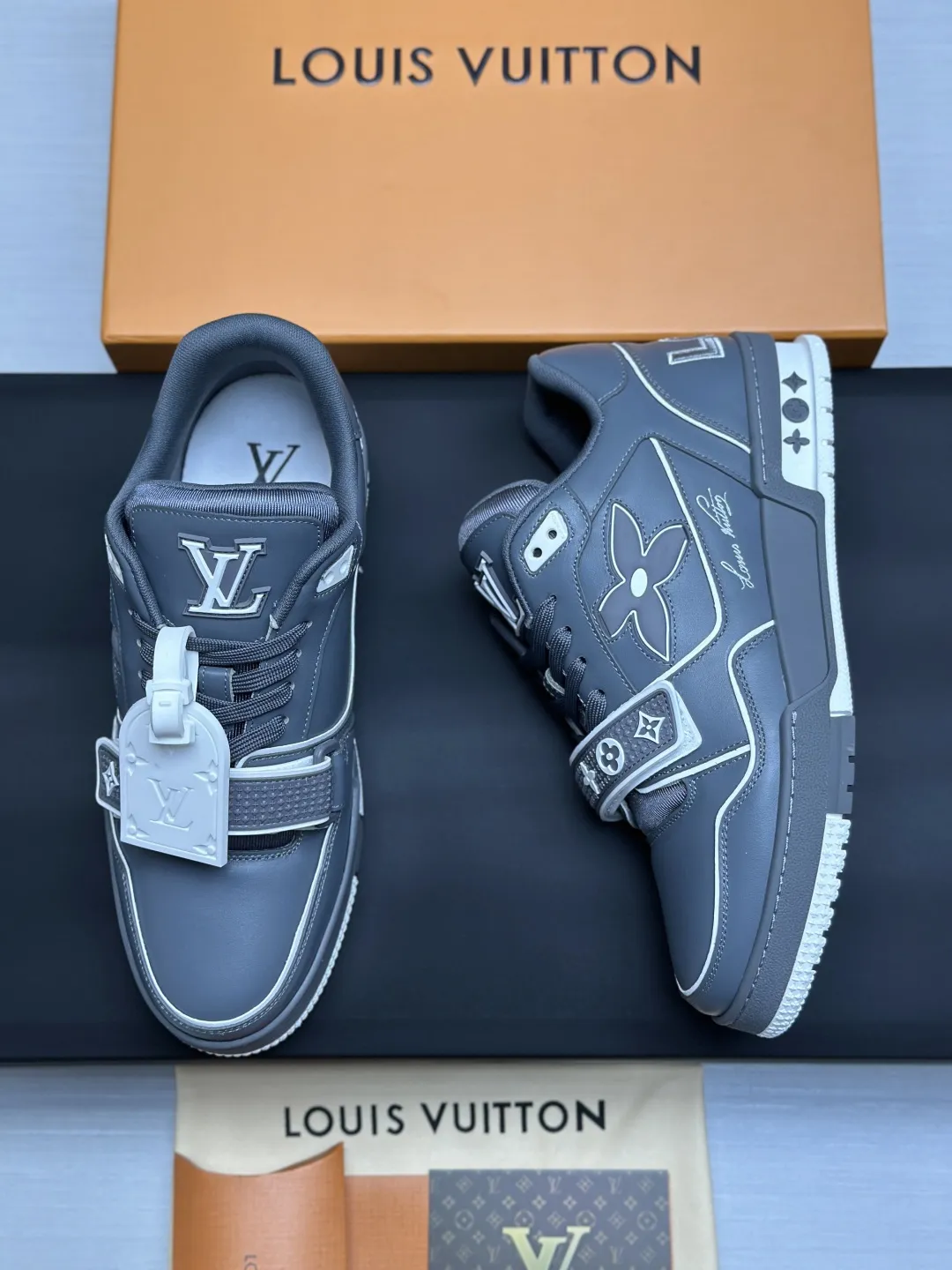 工厂直销&yen;300💰顶级版本 LV-路易威登-经典走秀新款 空胶工艺&middot;原版1：1开发复刻！！上脚非常舒适 奢侈用料，做工精细，中底印有欧洲制造英文字母 鞋面由意大利进口小牛皮拼接，侧边饰有品牌LOGO标志及签名，最新乳胶垫脚➕网布内里，脚感超舒适。原厂特供原版双色TPU组合大底。套包工艺 固特异缝合锁边 面料:独家定制头层牛皮 配件:独家私模Vuitton 标识， 内里:定制丝滑网里-头层丝绸牛皮内里 大底:TPU组合大底耐磨防滑防黄 垫脚:新款乳胶垫-网纱吸汗 专柜工艺:全电脑针车拉线 鞋头 后套 冷热定型 全套拉帮套楦中低logo花纹 专柜包装 -鞋带 证书 卡片 说明书 合格证 防尘袋 全网最齐包装 女款35-40男款38-46（38/46订做不退换！