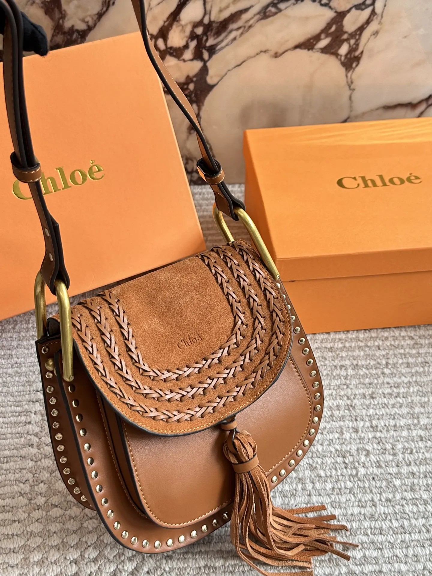 💰180 配盒 size：23*22cm Chloe的马鞍包 翻毛皮/流苏/铆钉/马蹄扣 融入时髦的元素！ 复古🈶️高级！