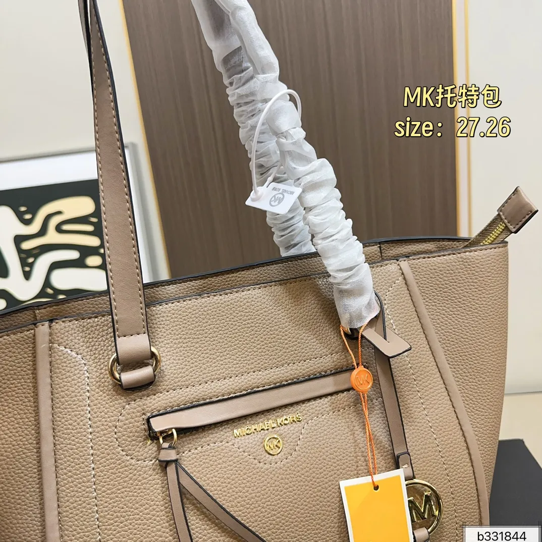 💰160 配盒⚠️尺寸27.26 MK tote托特包 很好打理还耐磨! 经典大方,显得整个人气质upup🔝 通勤or逛街 背它准没错 怎么搭 都好看,人称神仙包💃