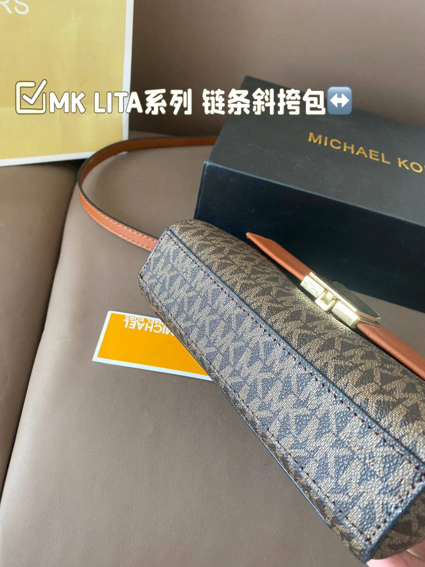 P145 配折叠盒子 MK LITA系列 链条斜挎包 MK LITA 系列迷你小包包～简直太好看了吧 这么多颜色总有一款适合你的 新款包型的设计，整体更加精致柔美 链条的设计，增添不少温柔魅力 关键包包容量真的太可了~ 尺寸：20*12