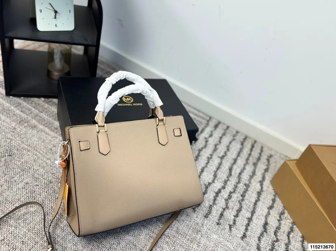 p180 配盒子 mk托特 时尚炸街 商务稳重 通通拿捏。一年四季都能打Mercer系列一直注重通勤实用！尺寸34.25