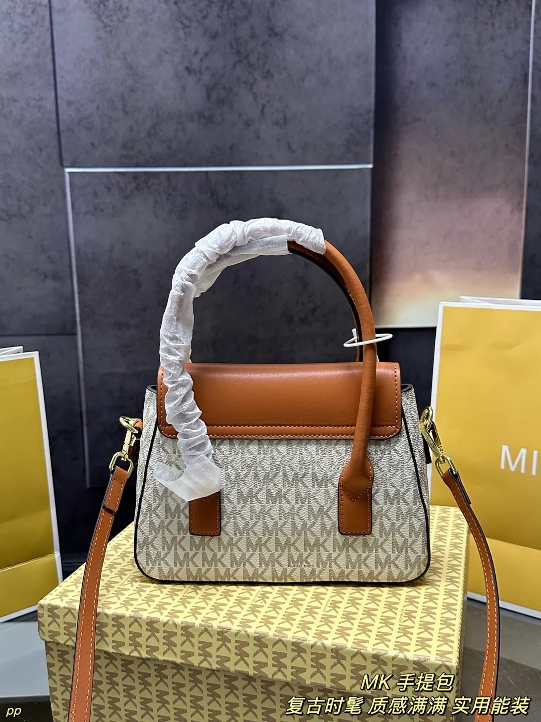 P135 配盒 MK 新款手提包 全新设计的可调节式肩带，大大的增加了使用的便利性！尺寸可容纳随身物品！容量不容小觑，很能装！ 尺寸：23*17CM