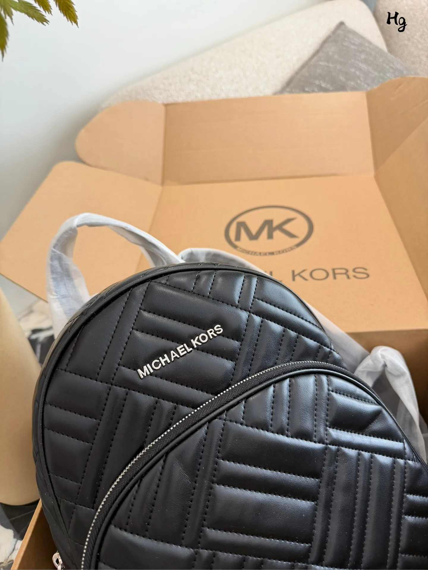 p190 mk 永不过时款，店里已经没有啦，少量囤货！😍✈️✈️这个太厉害啦🔥天啊最火的黑金色🙋爆款抓紧抢👏～#michaelkors 经典款abbey#羊皮双肩包 巨折‼️🖤✌️皮质柔软细腻，特别轻特别好用，真是自带高级感 🉑️ 尺寸：32*27*12cm🔥🔥