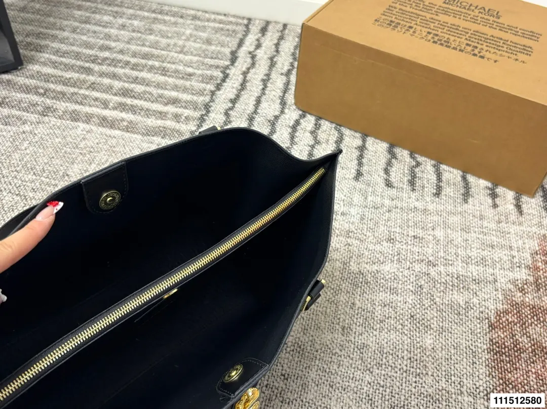 P170配盒⚠️尺寸34.25 MK 托特包 Mk应该算是轻奢品牌中质量最好的了,十分耐操,而且他家包包的设计一点也不会比大牌差,重点是还是咱家幂幂代言的哦。性价比极高,材质,设计都极好。低调的标志加上大气的外形设计,非常适合职场女性,低调又独立。