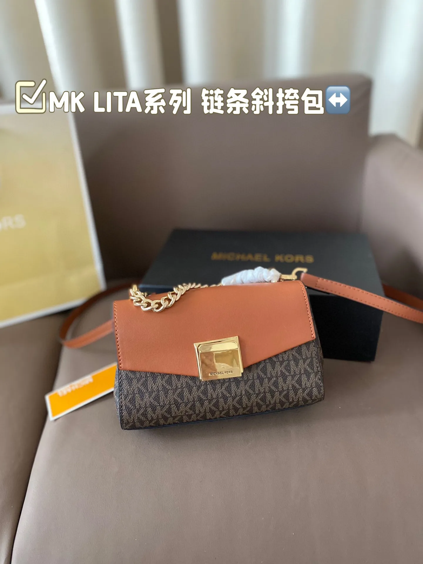 P145 配折叠盒子 MK LITA系列 链条斜挎包 MK LITA 系列迷你小包包~简直太好看了吧 这么多颜色总有一款适合你的 新款包型的设计,整体更加精致柔美 链条的设计,增添不少温柔魅力 关键包包容量真的太可了~ 尺寸:20*12