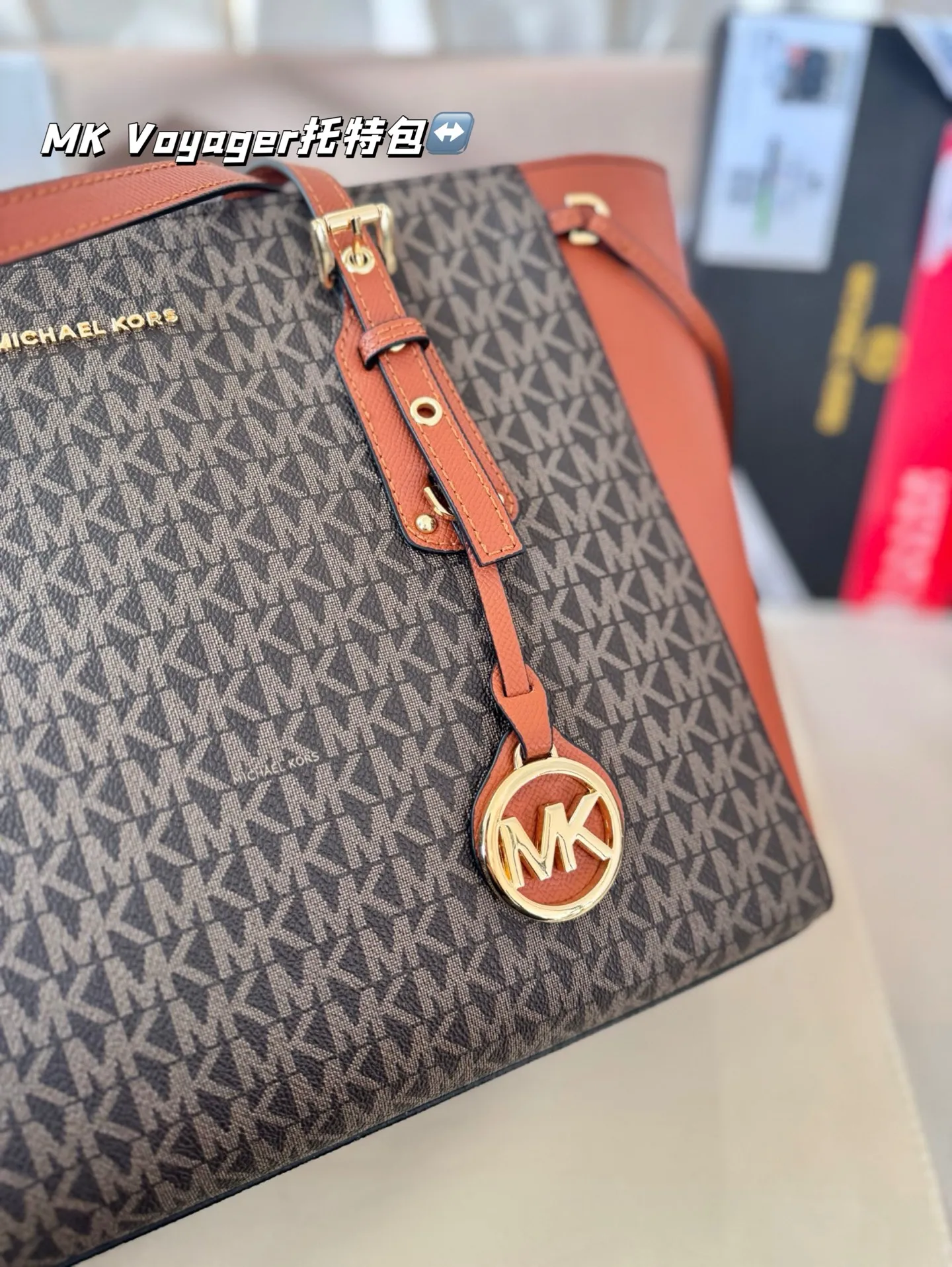 P165 配盒子 MK Voyager托特包 特别适合宝妈,或者日常通勤,巨能装。可以放下平板,平板电脑,短途旅行可以直接放几套衣服啥的,比较实用。尺寸:32*5*25