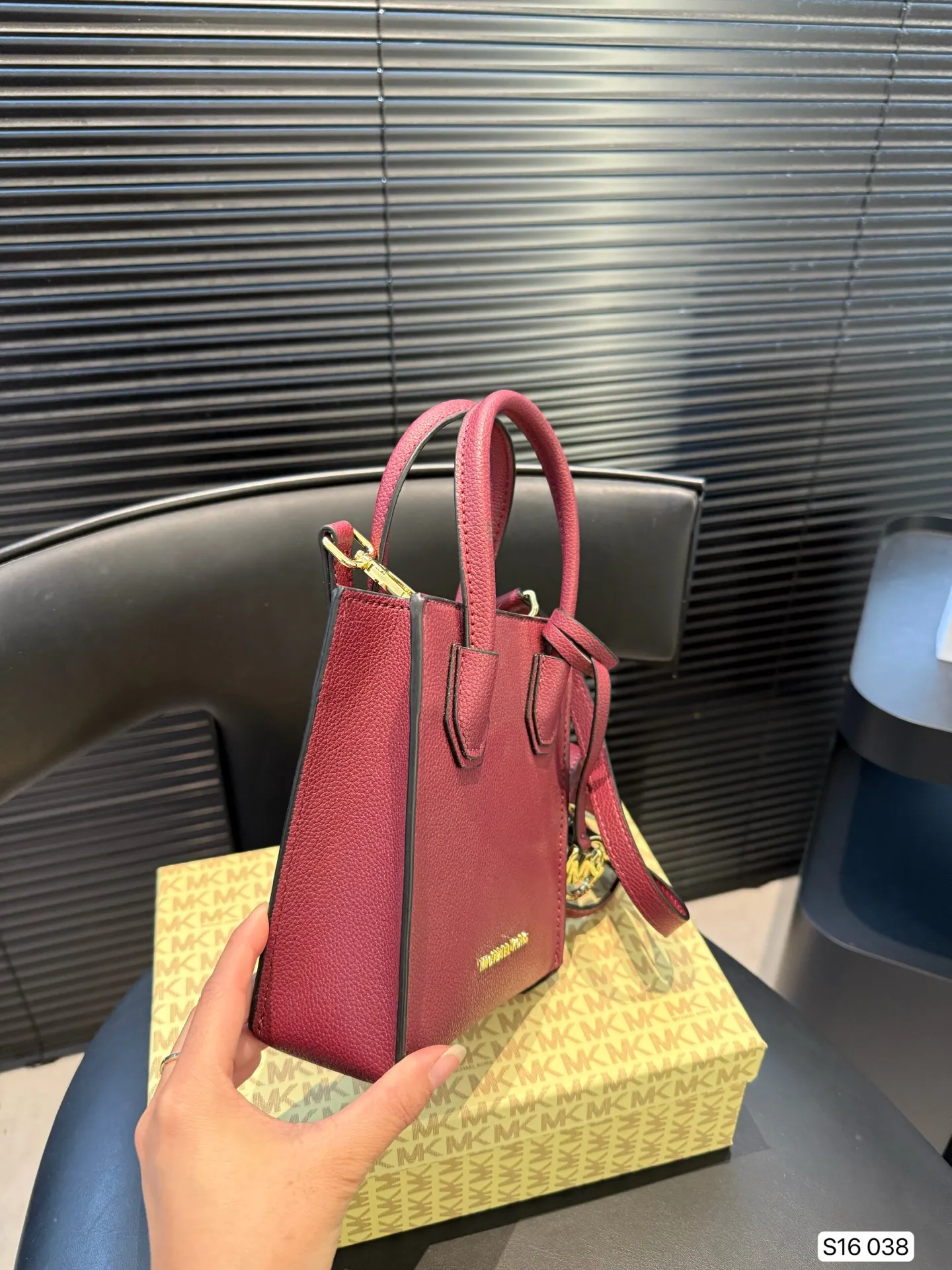 P130 配盒子 MK Mercer mini琴谱包 温柔百搭的颜色,很精致,超级可爱,适合小女生背~包包看起来很小但是容量刚好够用,女生出去逛街补妆的化妆品、钥匙手机都可以放进去。 尺寸:15 17 货号038