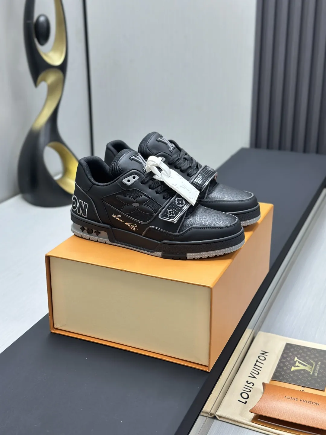 工厂直销&yen;300💰顶级版本 LV-路易威登-经典走秀新款 空胶工艺&middot;原版1：1开发复刻！！上脚非常舒适 奢侈用料，做工精细，中底印有欧洲制造英文字母 鞋面由意大利进口小牛皮拼接，侧边饰有品牌LOGO标志及签名，最新乳胶垫脚➕网布内里，脚感超舒适。原厂特供原版双色TPU组合大底。套包工艺 固特异缝合锁边 面料:独家定制头层牛皮 配件:独家私模Vuitton 标识， 内里:定制丝滑网里-头层丝绸牛皮内里 大底:TPU组合大底耐磨防滑防黄 垫脚:新款乳胶垫-网纱吸汗 专柜工艺:全电脑针车拉线 鞋头 后套 冷热定型 全套拉帮套楦中低logo花纹 专柜包装 -鞋带 证书 卡片 说明书 合格证 防尘袋 全网最齐包装 女款35-40男款38-46（38/46订做不退换！