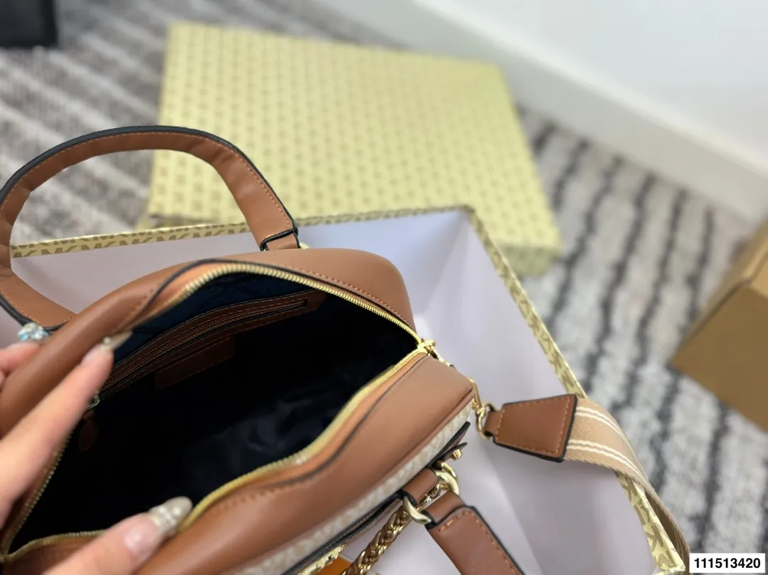 p160 配盒子 MK贝壳包 材质耐造耐磨 设计简约 包身轻便 日常造不心疼 上身酷！时髦！ 尺寸26 18