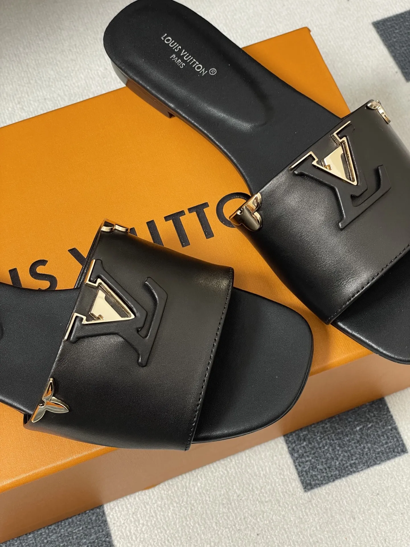 p260- 经典款Louis vuitteon路易威登 Lv Isola凉拖鞋系列经典字母logo大扣一字带粗跟拖鞋五金扣平底凉拖鞋 LV Isola穆勒凉拖，选用优质小牛皮，搭配金属LV Logo，简约又超有辨识度！木质粗跟设计，舒适又时髦，日常通勤、休闲都能轻松驾驭。开放式鞋面，夏天穿超透气，白色百搭，裙装裤装随心搭配，轻松get高级感穿搭风格！ 这款拖鞋展示的是一种轻松而优雅的风格，由柔软的小牛皮制成。这款型号以其宽大的鞋面而闻名，上面点缀着部分皮革覆盖的品牌配件，加以精致而耐用的皮革大底完成了这一设计！ 鞋面：定制小牛皮 内里垫脚：羊皮 跟高：平底/4.5cm 鞋底：意大利真皮大底 码数：35-39（40.41.42定做不退换）