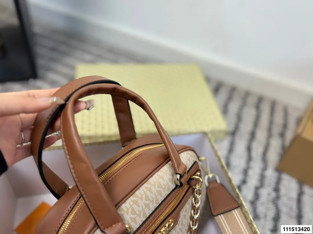 p160 配盒子 MK贝壳包 材质耐造耐磨 设计简约 包身轻便 日常造不心疼 上身酷!时髦! 尺寸26 18