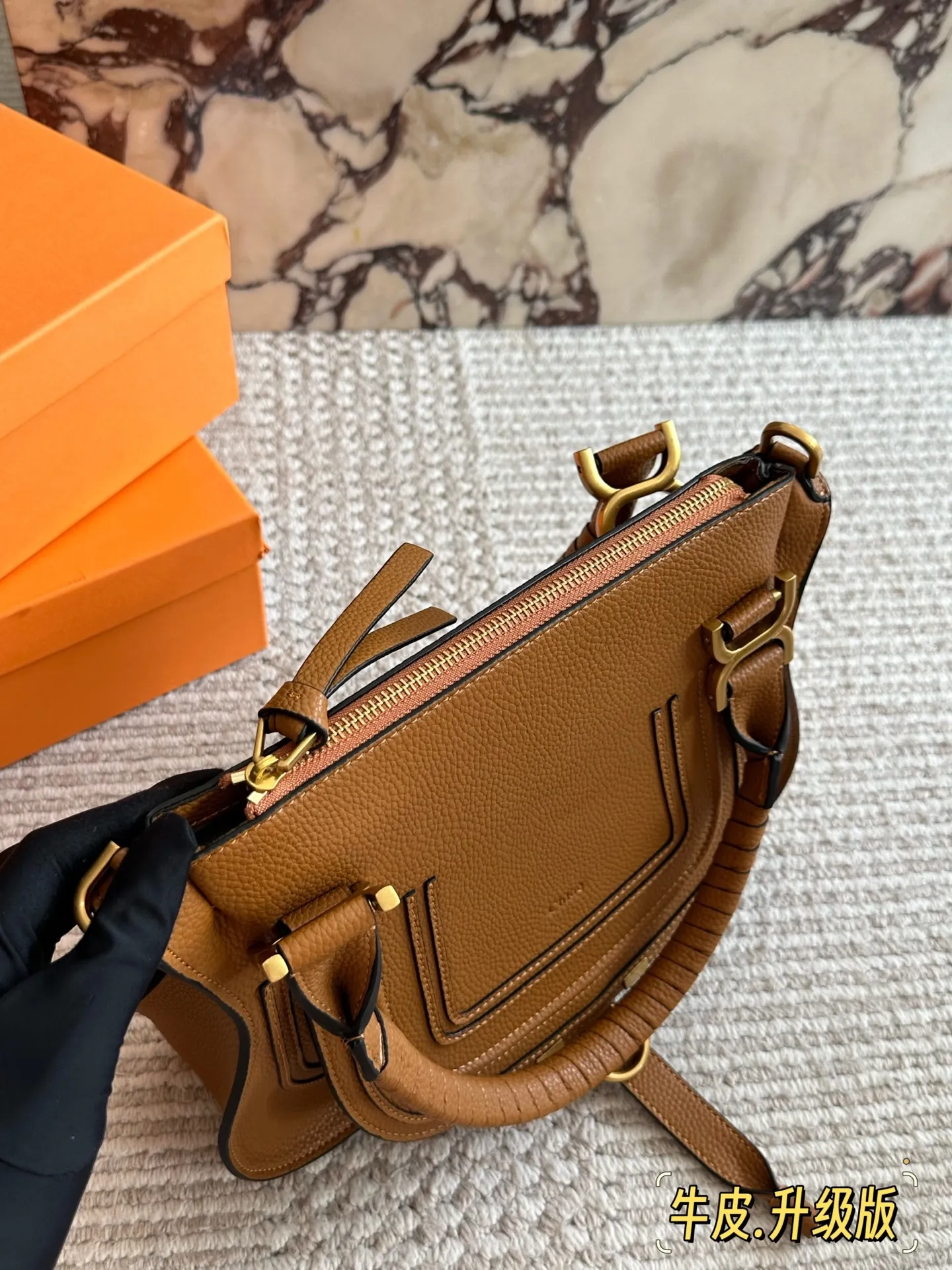 牛皮💰255 配盒 size:30*24 cm Chloe的手提马鞍包 翻毛皮/流苏/铆钉/马蹄扣 融入时髦的元素! 复古🈶️高级!