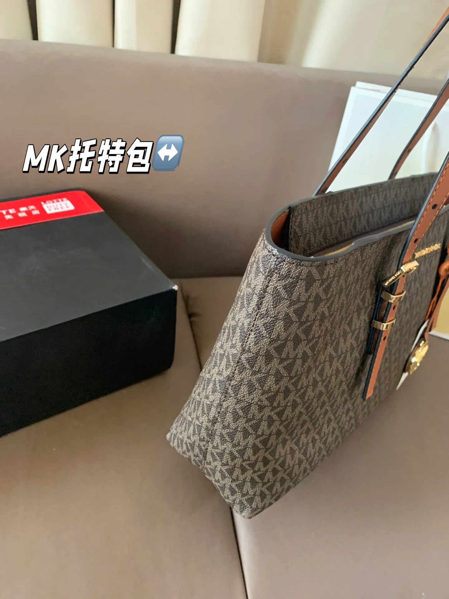 P180 配盒子 MK托特 超适合秋冬背的MK包包 MK万年耐看老花包，托特包 经典爆 的色系包型，完全不会老气!! 经典百搭，日常通勤超适合，颜值和质感都拉满了!绝美的包包配上大空间的容量 尺寸：30*24