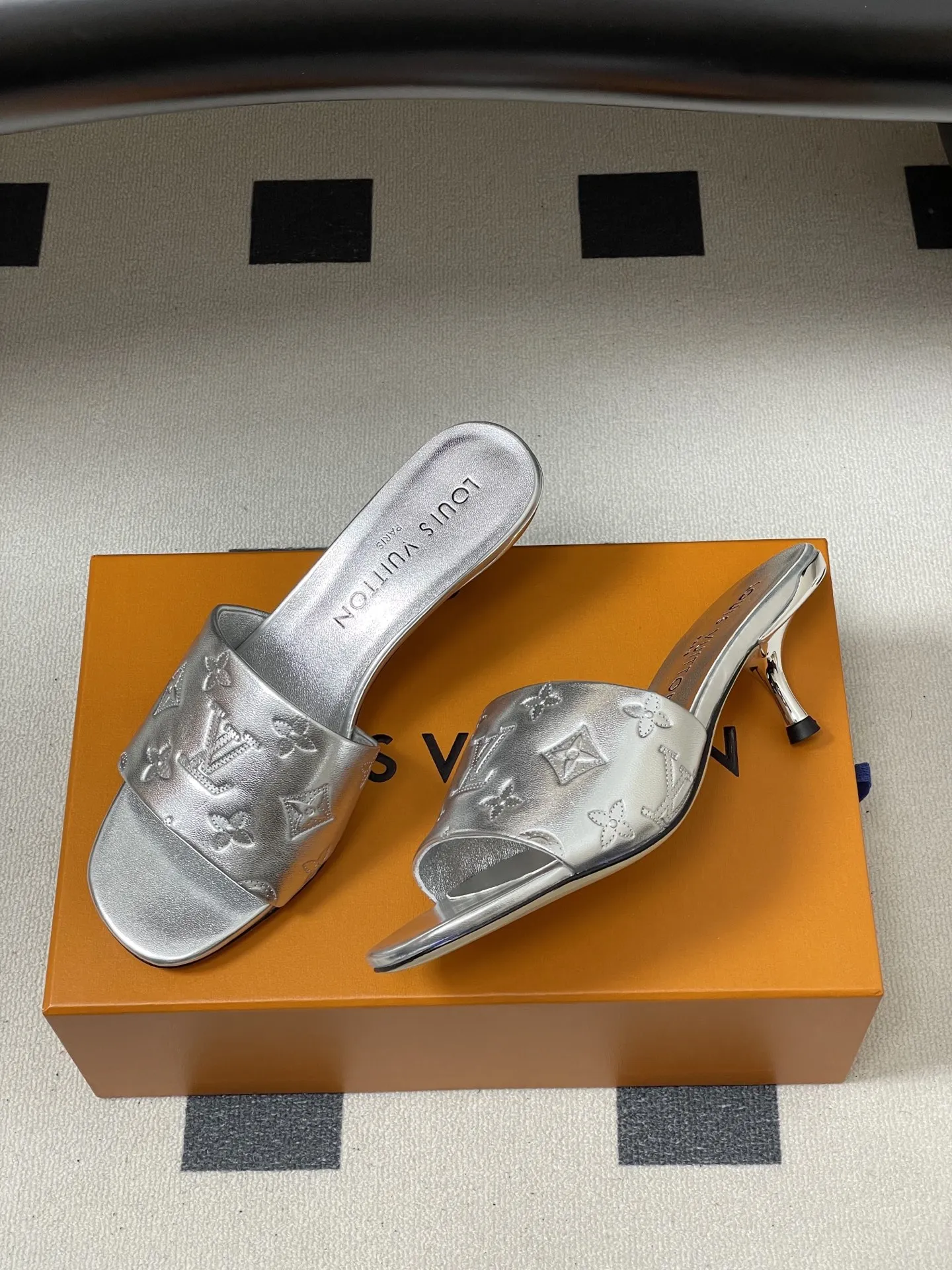 p260- 26Ss春夏新款Louis vuiteeon 路易威登LV 6AM凉拖鞋小猫跟拖鞋字母压印一字带平底拖鞋 本款6AM凉拖取材粒面牛皮革,以饰压印筑LV字母和Monogram花卉,令宽幅鞋面闪烁金属莹泽。妩媚小猫跟和柔软皮革外底完善整体。 鞋面:牛皮 内里垫脚:羊皮 鞋底:意大利真皮大底 跟高:平底/5.5cm 码数:35-39(40.41.42定做不退换)