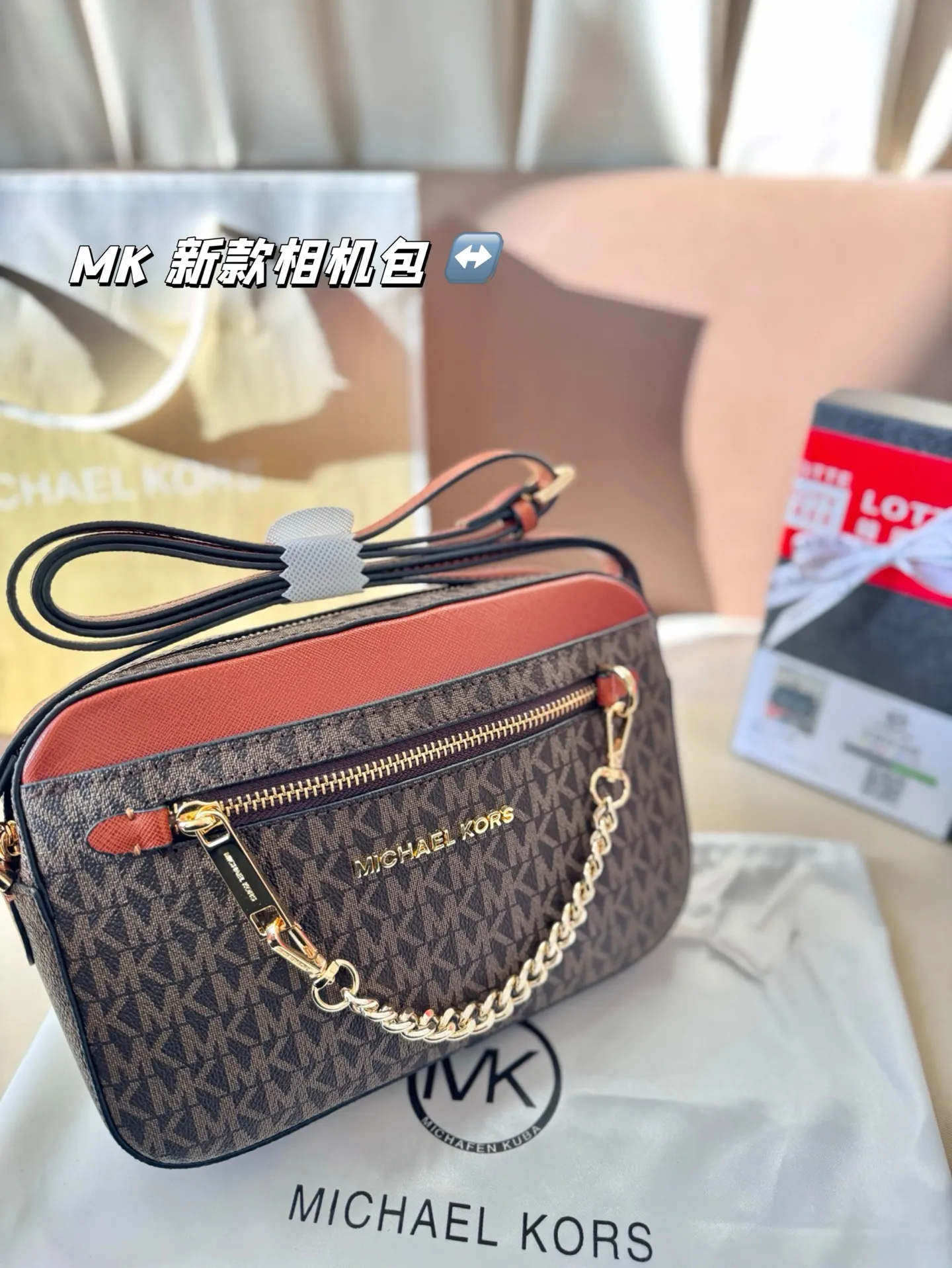 P130 配盒子 MK 新款相机包 专柜最新同歩 最新款 新鲜出炉啦‼️简直是美到人心啦 原版五金logo 首选进口皮料 质感超赞😍😍所谓人人必备一款 这个款式必须自留 真的是让人眼前一亮 喜欢的美妞抓紧啦 实物简直太美 尺寸：24*17