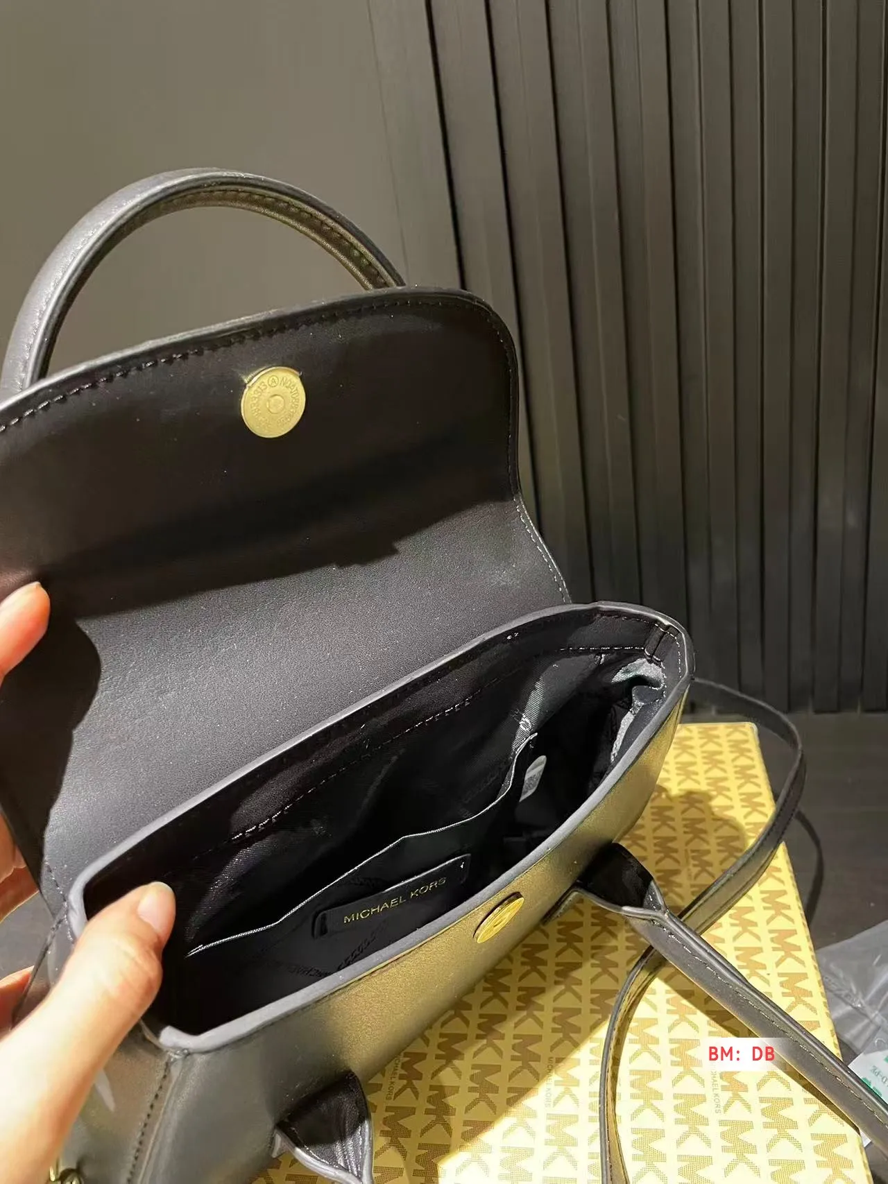 💰135 配盒 MK 新款手提包 这款复古包就很好看啊!无论从设计还是皮质上都很合我心!容量不容小觑,很能装!姐妹们买起来!尺寸:18*18