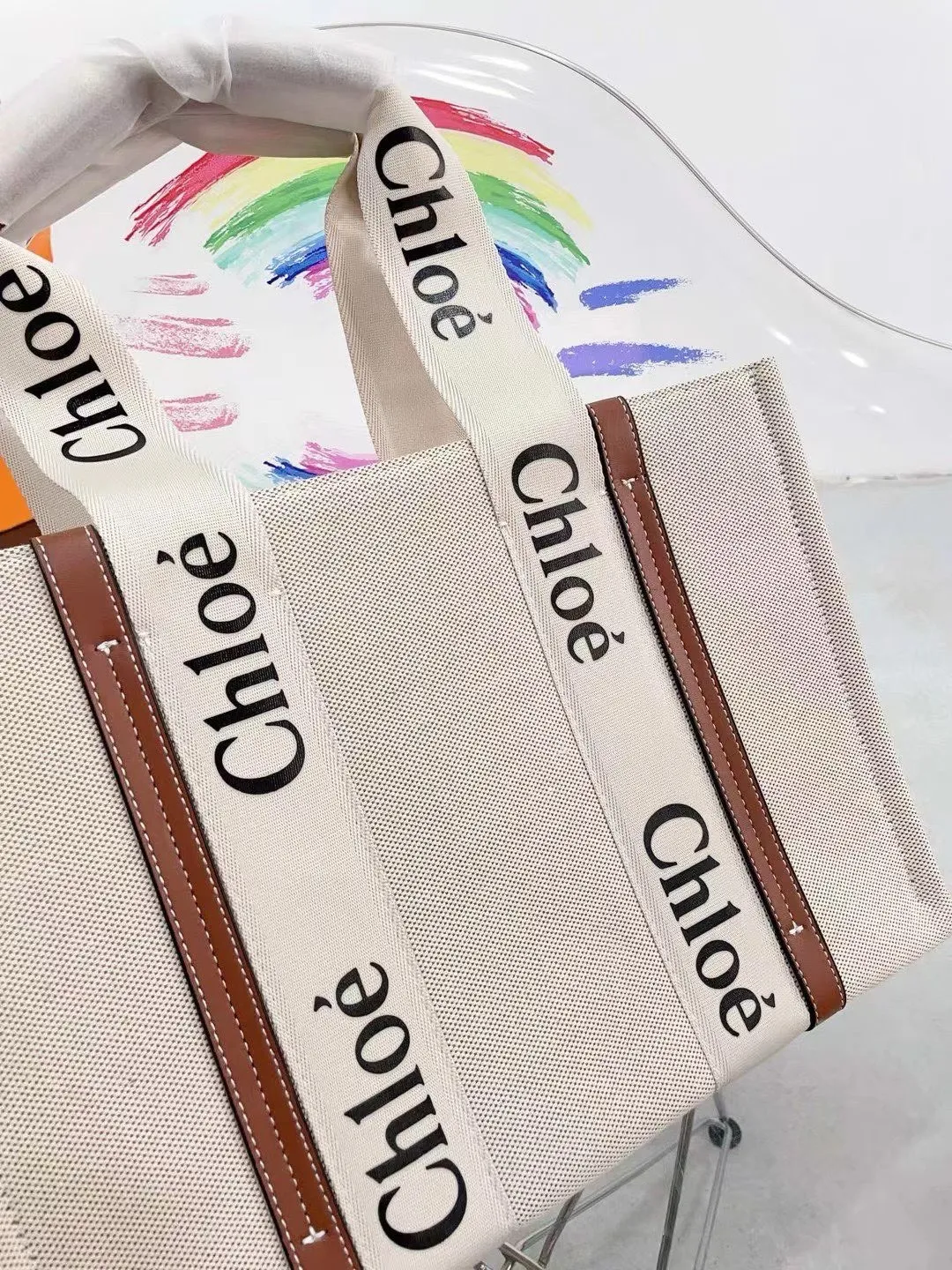 📷💰110 💰105 💰100 Chloe 克洛伊购物袋🛍️Chloe堪称潮包制作机,就在2021年伊始,有一款默默卖翻的手提袋 Woody Tote Bag,在社群掀起极高讨论度,主要原因除了款式美之外,更应容量能装,超高CP值等等优点 尺寸，45cm，37cm，27cm