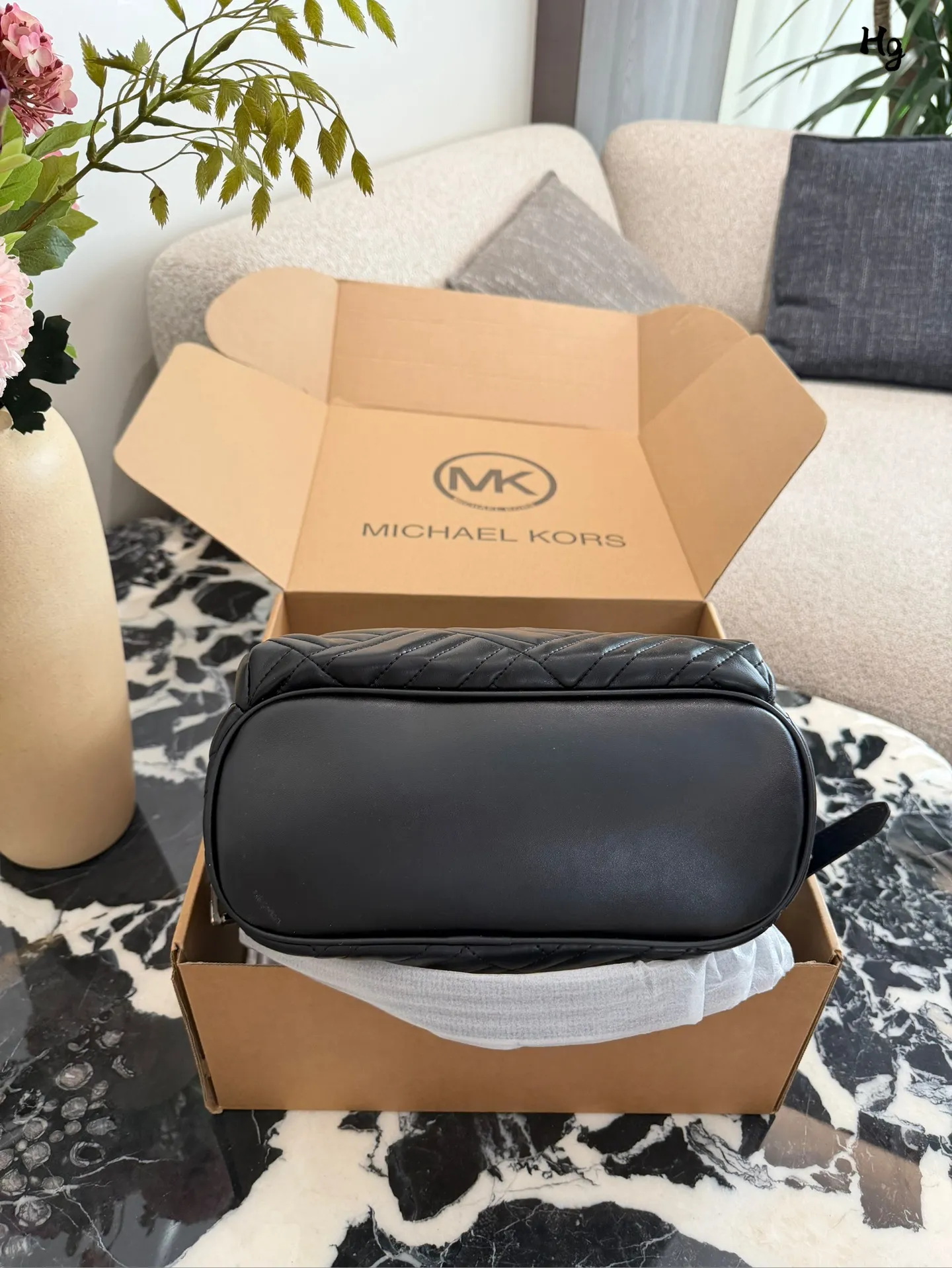 p190 mk 永不过时款，店里已经没有啦，少量囤货！😍✈️✈️这个太厉害啦🔥天啊最火的黑金色🙋爆款抓紧抢👏～#michaelkors 经典款abbey#羊皮双肩包 巨折‼️🖤✌️皮质柔软细腻，特别轻特别好用，真是自带高级感 🉑️ 尺寸：32*27*12cm🔥🔥