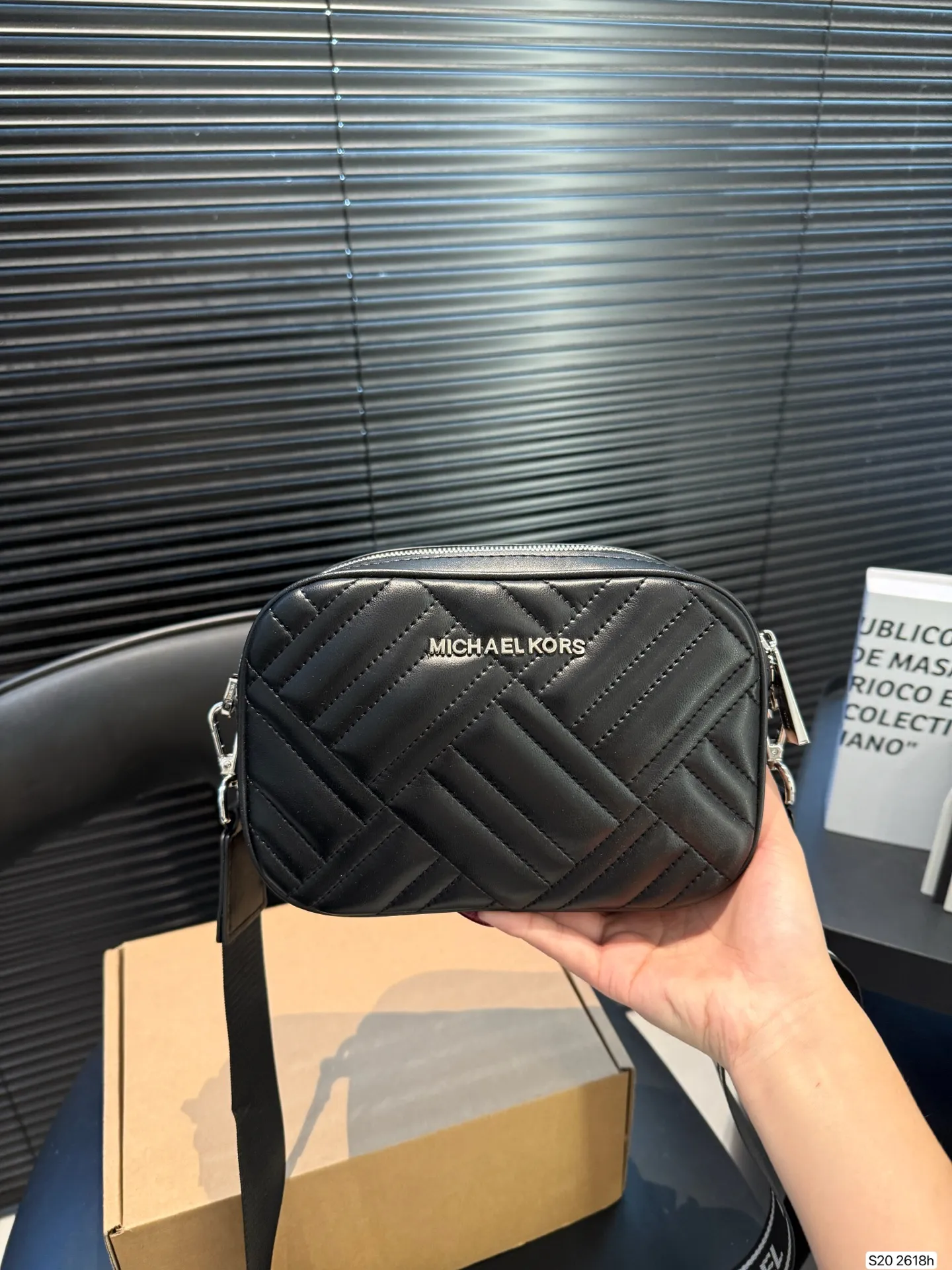 P150 配盒子 MK 双层相机包 具有独特的艺术气息 简单百搭 颜值高 日常出街首选 尺寸：21 14 货号2618 ​