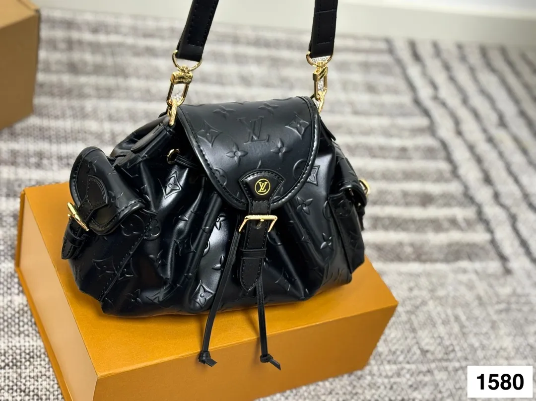 P175 size:23×17 LV路易威登新款odyssee 链条单肩包💕 创新细节➕摩登与复古的完美碰撞 隐藏式锁扣➕可调节肩带 兼具颜值与功能性 容量非常不错,适合各种场合 实用包型,日常搭配瞬间提升气质‼️