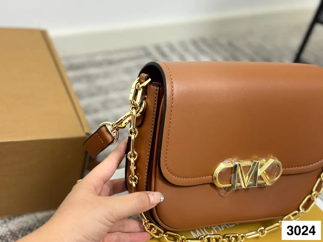 P145 配盒子 MK❤️款 早秋新款 真哒是人手必备 品牌力荐 大容量 很能装 推荐给大家 内里带logo 兼具定型包优雅和轻松慵懒休闲范 充满时尚感 有型前卫轻松出位 M家的款式越来越符合年轻人的审美 使用率越来越高👏👏👏尺寸：24.17