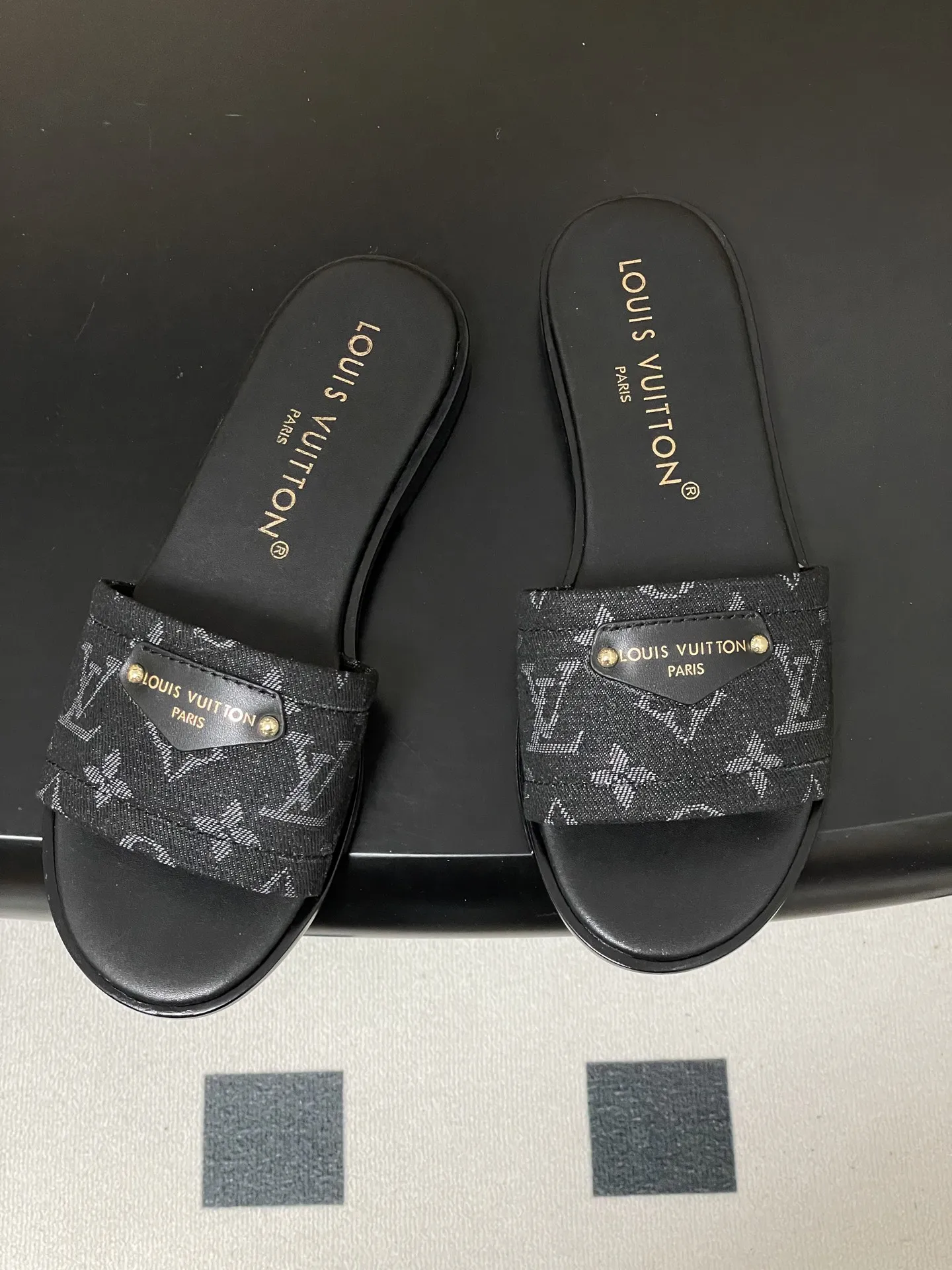 p260- 25ss夏季新款 LOUIS VUITTON 路易威登 Lv Lily丹宁牛仔老花布平底一字带凉拖鞋 Lily 平底凉拖以标志性Monogram丹宁布构筑闲雅设计，为宽幅鞋面融入路易威登标识压纹皮革标签和耀目饰钉，与皮具系列异曲同工。嵌入橡胶的柔软皮革外底升级舒适体验。 鞋面：定制丹宁老花布 内里垫脚：羊皮 鞋底：意大利加厚真皮大底 码数：35-41（40.41定做不退换）