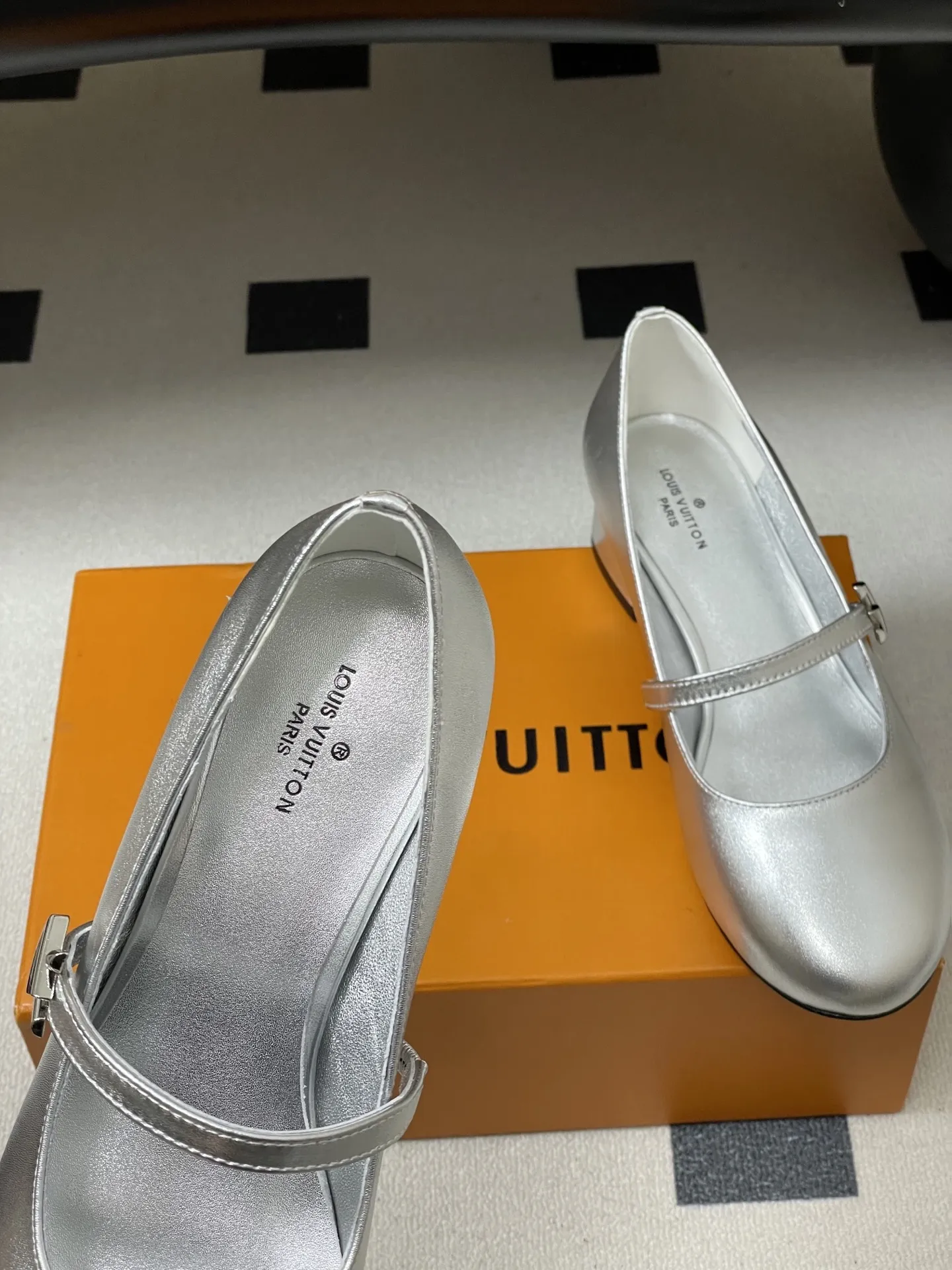 p290- 26ss春夏新款Louis Vuitton LV ROMY高跟鞋系列最 小矮跟后空凉鞋 经典五金金属V扣玛丽珍鞋后空粗跟凉鞋字母标单鞋 本款Romy 高跟鞋取材真皮革,呈现柔软质感和利落外观。圆润鞋头流露柔美气息,弹力后带方便穿脱。皮革包覆平稳方跟和纤细鞋带,后者点缀LV Twist装饰。 可爱的圆头造型搭配LV标志-精致又好看,粗跟脚感特别的好穿舒适。经典百搭单品! 原版开模V型金属跟! 鞋面:小牛皮 内里垫脚:羊皮 鞋底:意大利A级真皮大底 跟高:3.5cm 码数:35-39(40.41定做不退换)