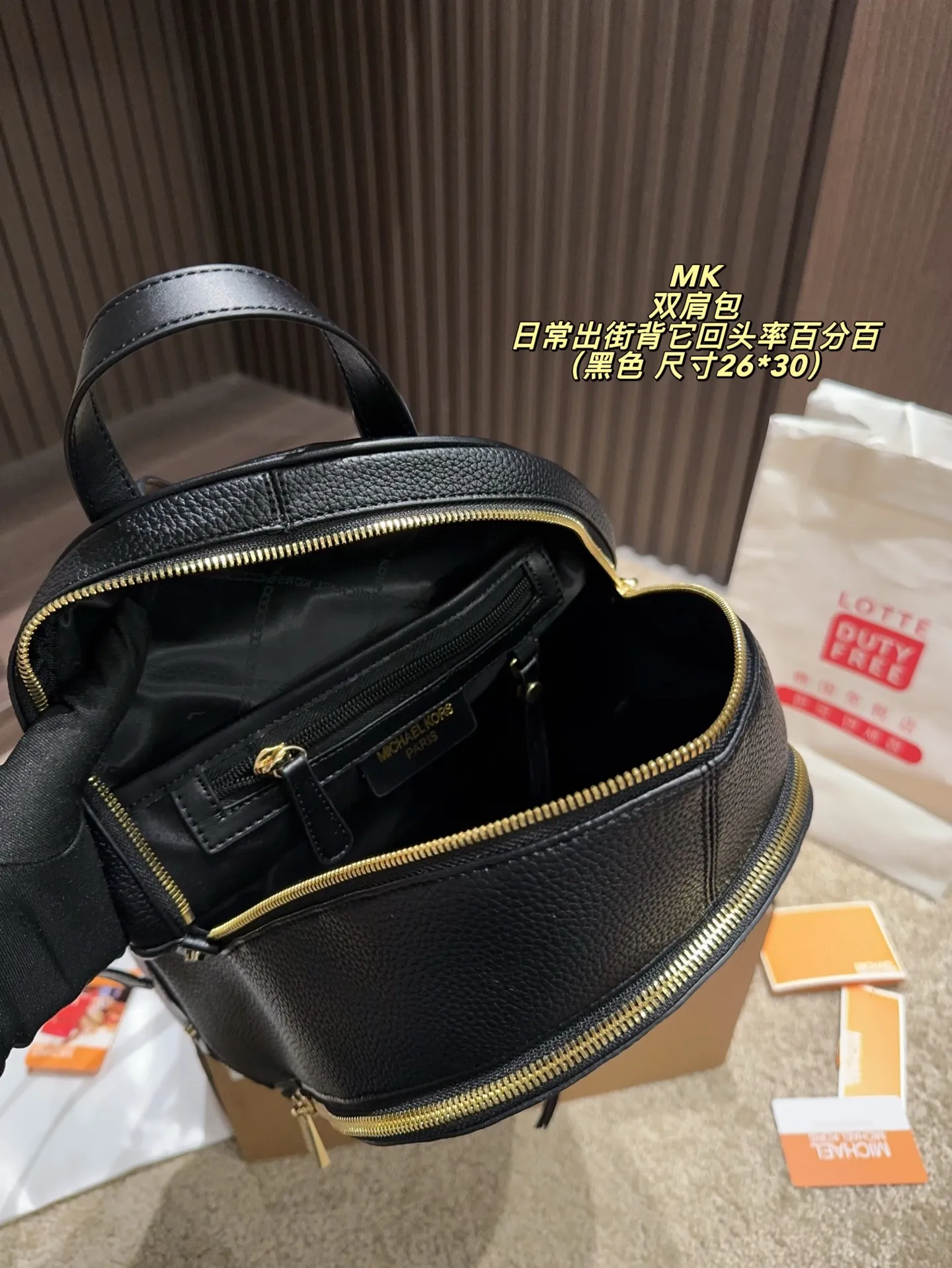 P190配飞机盒⚠️尺寸26*30 MK 双肩包 质感很高级 容量超级大也很耐用 日常出街背它回头率百分百 就是这种随性慵懒感