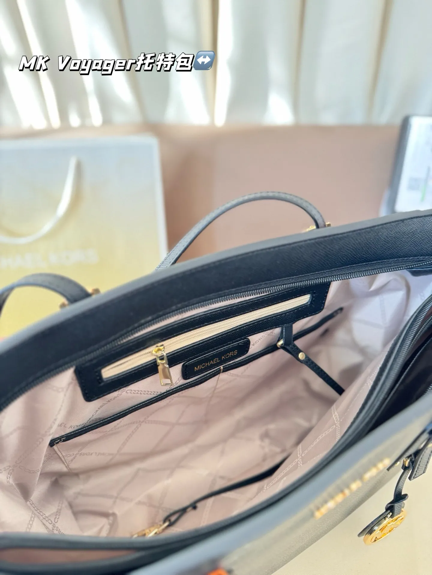 P165 配盒子 MK Voyager托特包 特别适合宝妈，或者日常通勤，巨能装。可以放下平板，平板电脑，短途旅行可以直接放几套衣服啥的，比较实用。尺寸：32*5*25