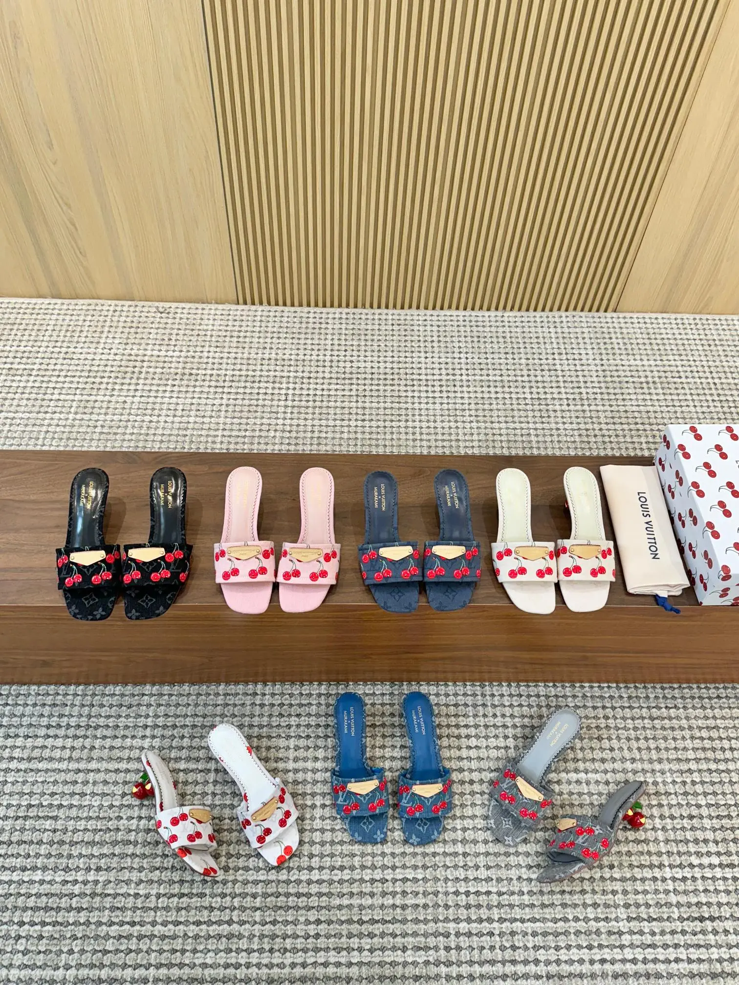 胶底p200 真皮底240🍒LV村上隆联名款🍒樱桃跟凉鞋拖鞋2025 早春新款 ‼️原版一致 硬货上新🆕高级感十足!国内外博主刷爆的一款,复古又时髦 上脚美炸了!官网小红书主推款 鞋面:定制原版材质+🍒刺绣 内里:进口羊皮里 大底:像胶底和真皮大底 鞋码: 35-43(35、43定制不退不换)