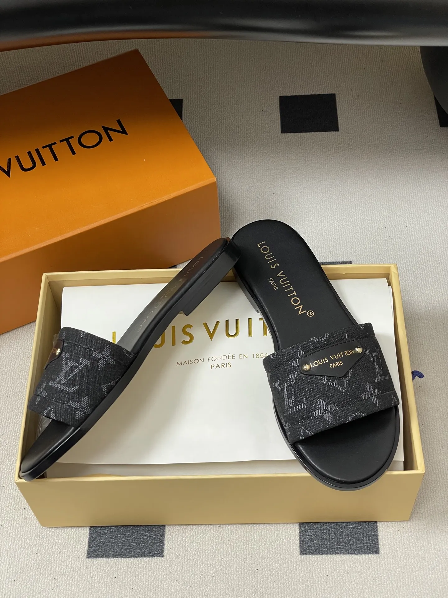 p260- 25ss夏季新款 LOUIS VUITTON 路易威登 Lv Lily丹宁牛仔老花布平底一字带凉拖鞋 Lily 平底凉拖以标志性Monogram丹宁布构筑闲雅设计,为宽幅鞋面融入路易威登标识压纹皮革标签和耀目饰钉,与皮具系列异曲同工。嵌入橡胶的柔软皮革外底升级舒适体验。 鞋面:定制丹宁老花布 内里垫脚:羊皮 鞋底:意大利加厚真皮大底 码数:35-41(40.41定做不退换)