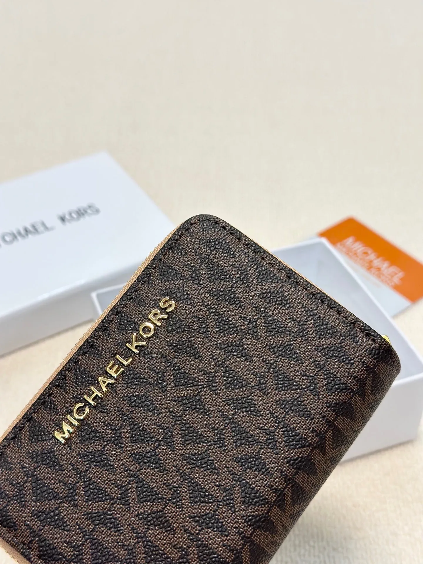 p85🎀🎀颜色 咖🎀尺寸 15x10🎀MK✨优质牛皮🐂中长款手感一流👏时尚设计💋潮版百搭,简约大方,💍卡包钱包两用。